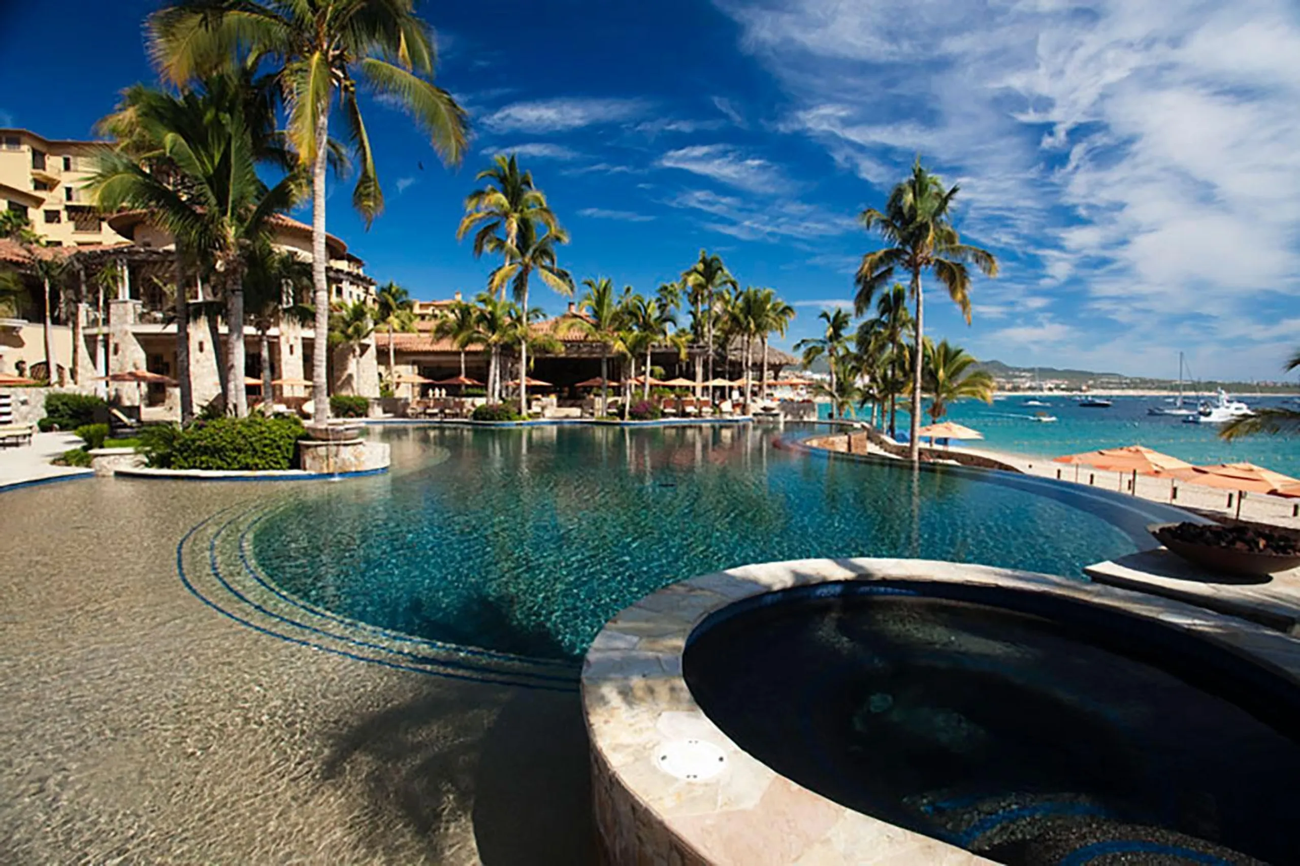 Exquisite Coastal Retreat with Views of Tranquility and Luxury — photograph 2