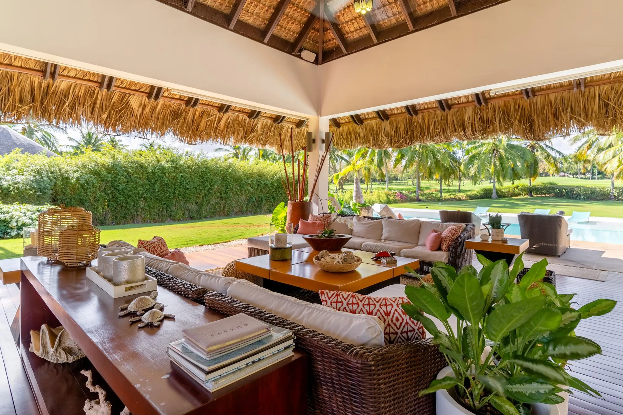 Deluxe Paradise in Minitas Beach with Private Pool and Heated Jacuzzi — photograph 12