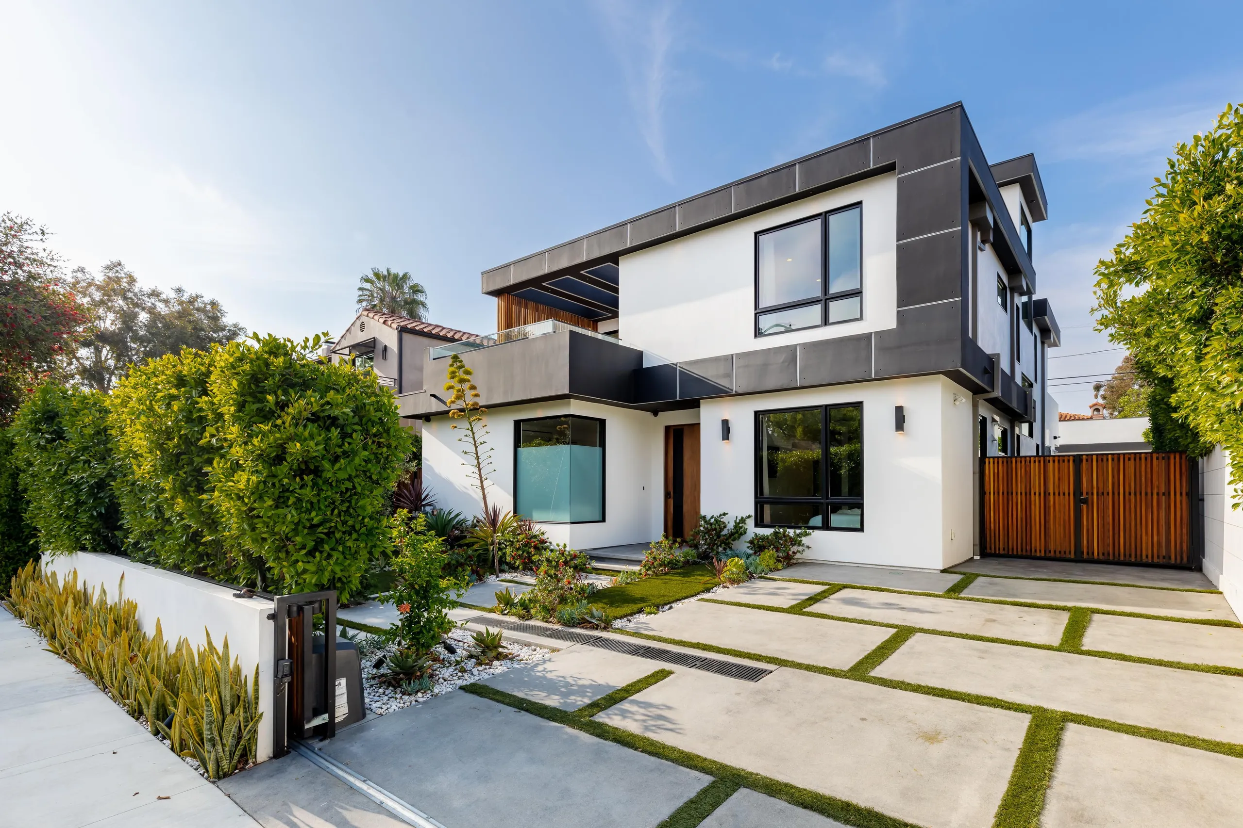 Los Angeles Grand Luxury Refined Style Villa with Home theater — photograph 2