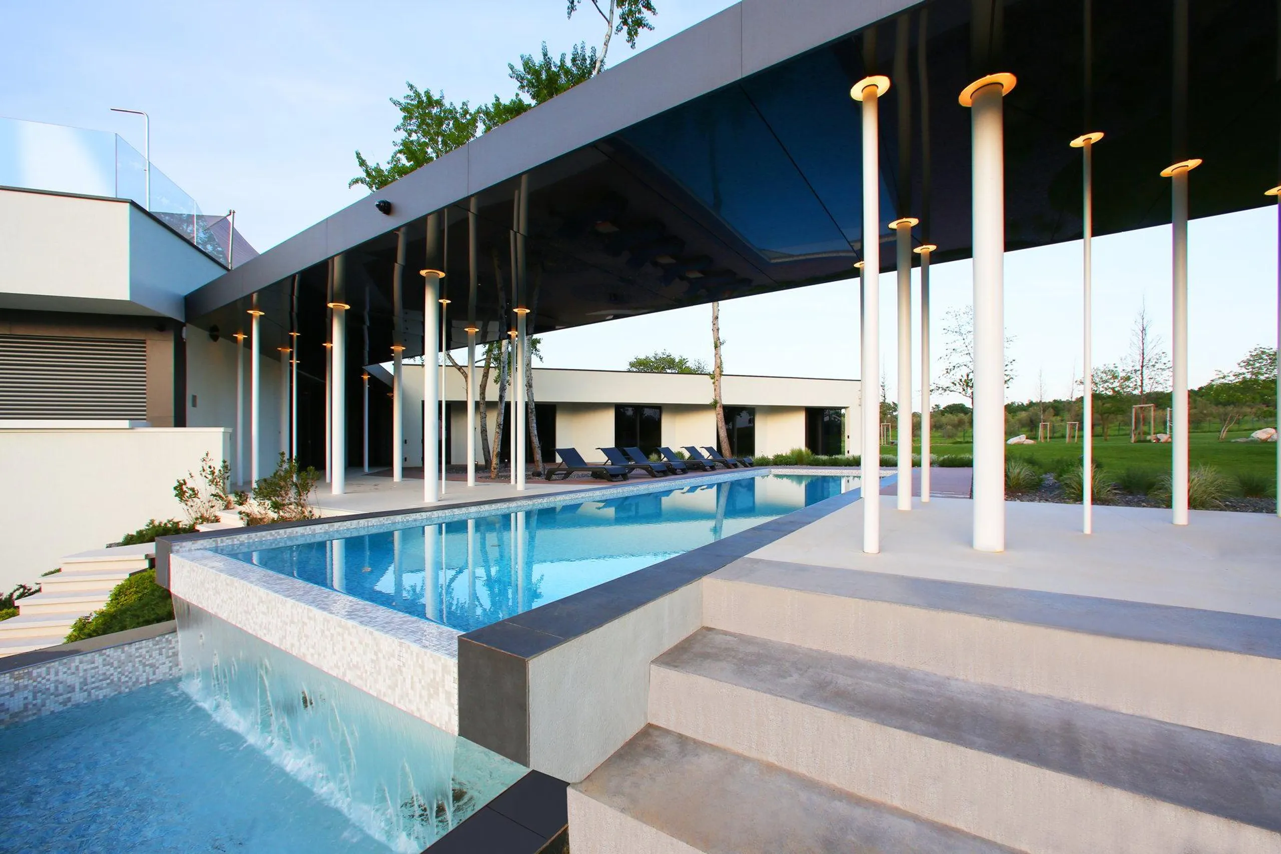 Exquisite Styled Villa with Private Pool, Gym and Sauna — photograph 2