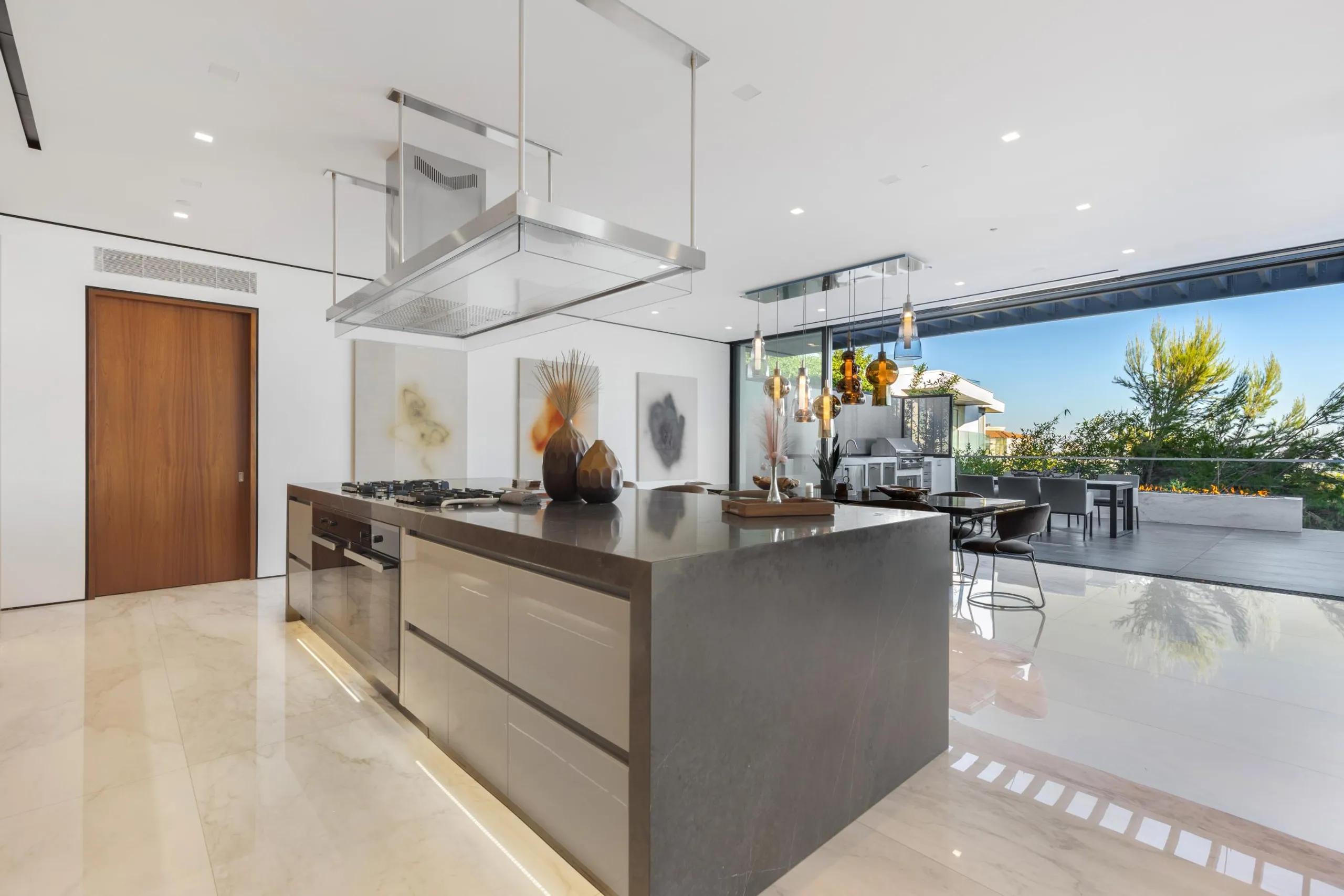Stunning Bird Street Modern Estate with Infinity Pool and Views — photograph 10