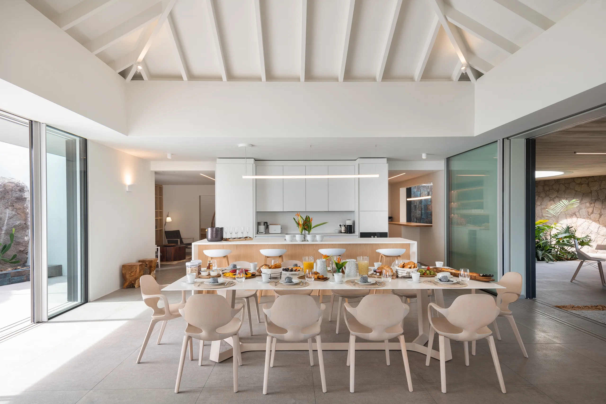 Contemporary 4-Bedroom Villa with Heated Pool & Sea Panorama — photograph 10