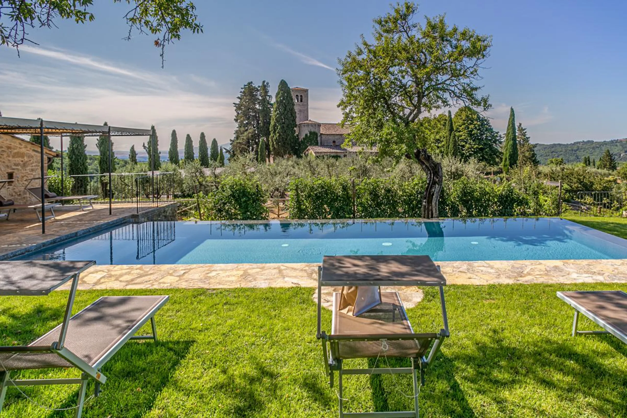 Stunning Tuscan Villa with Pool & Spa on Historic 800-Acre Chianti Estate — photograph 2