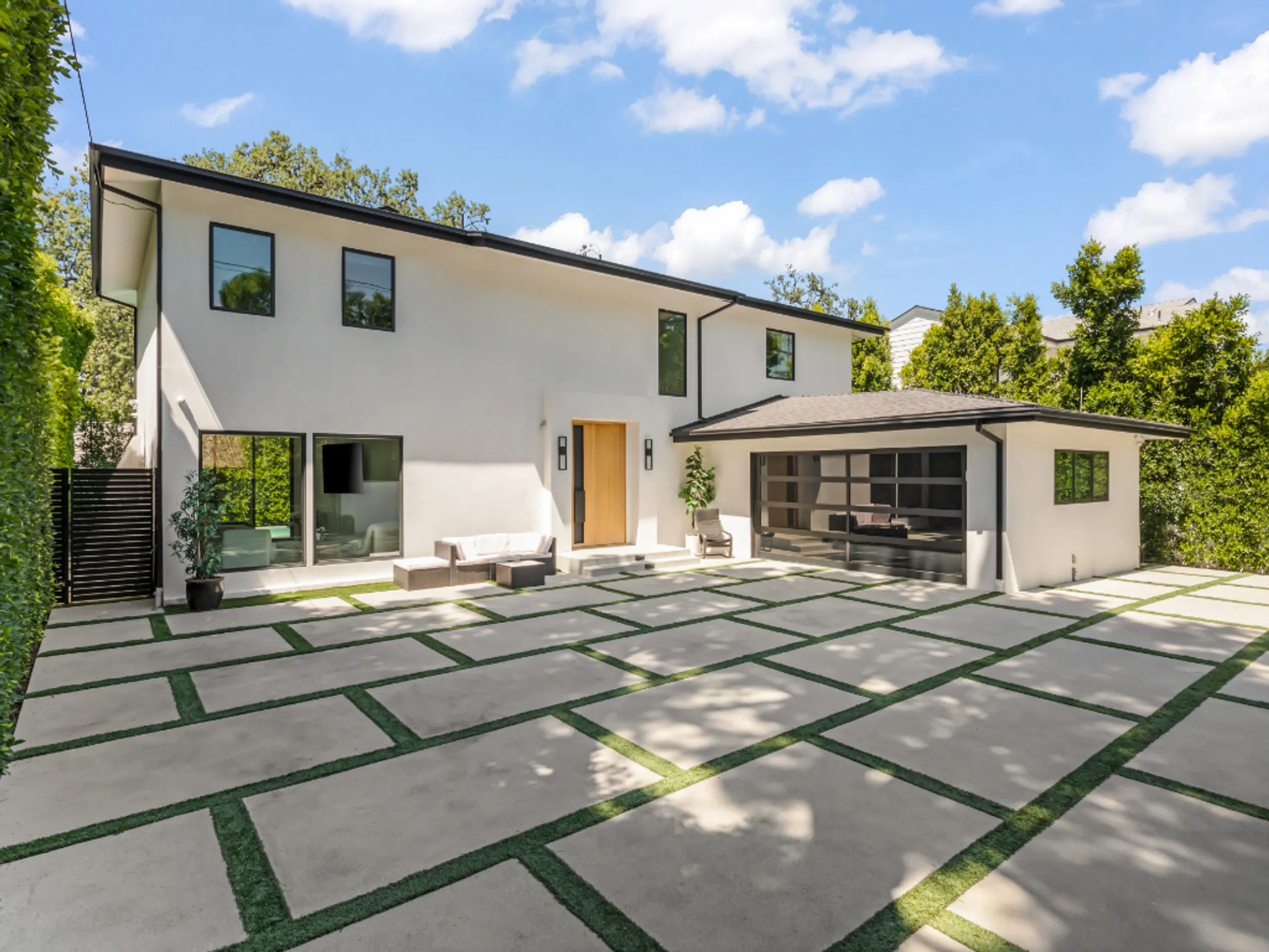 Modern Gated Estate with Pool, Spa & Designer Interiors Near Ventura Blvd — photograph 9
