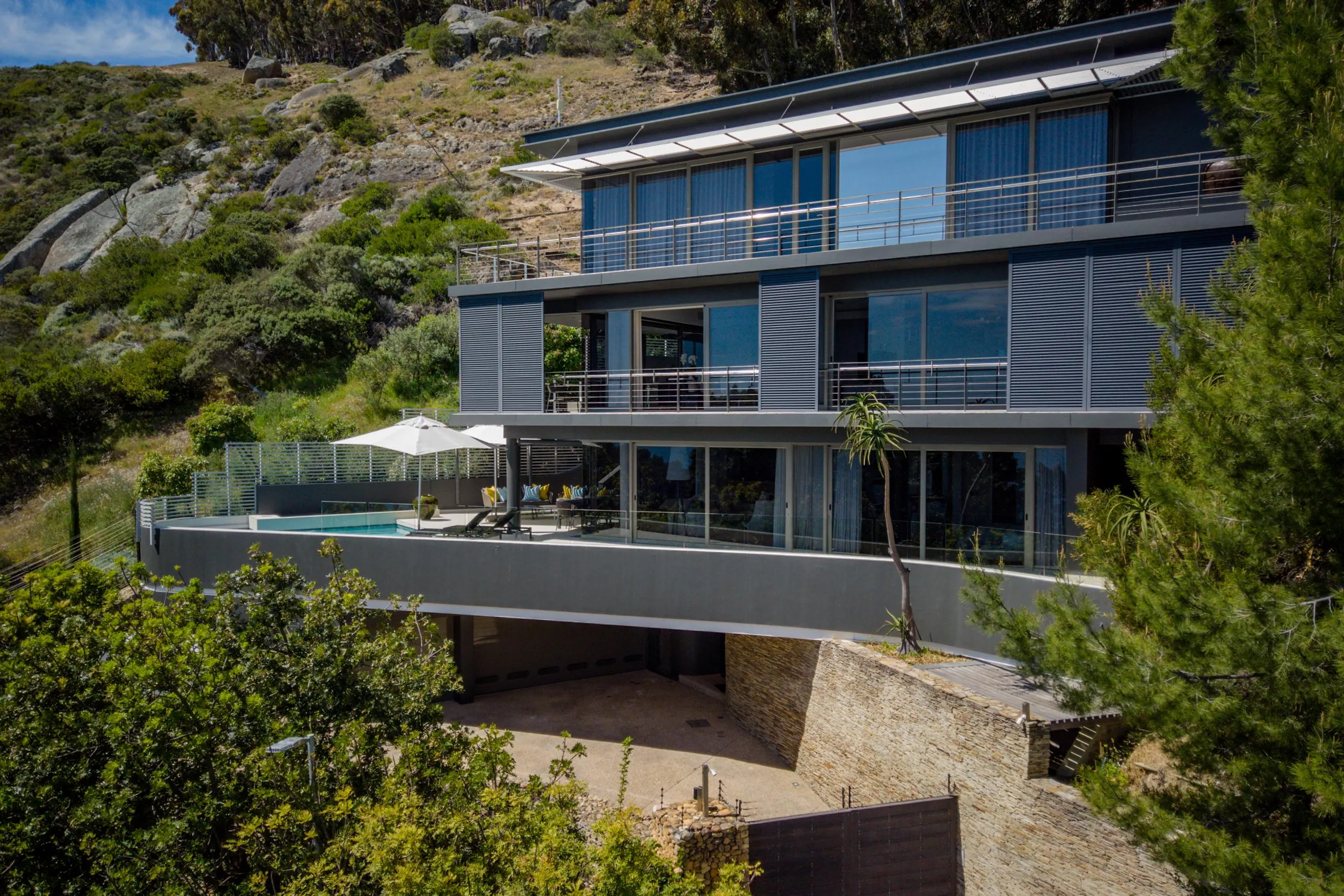 Contemporary Luxe Villa with Mountain and Ocean Views, Cape Town