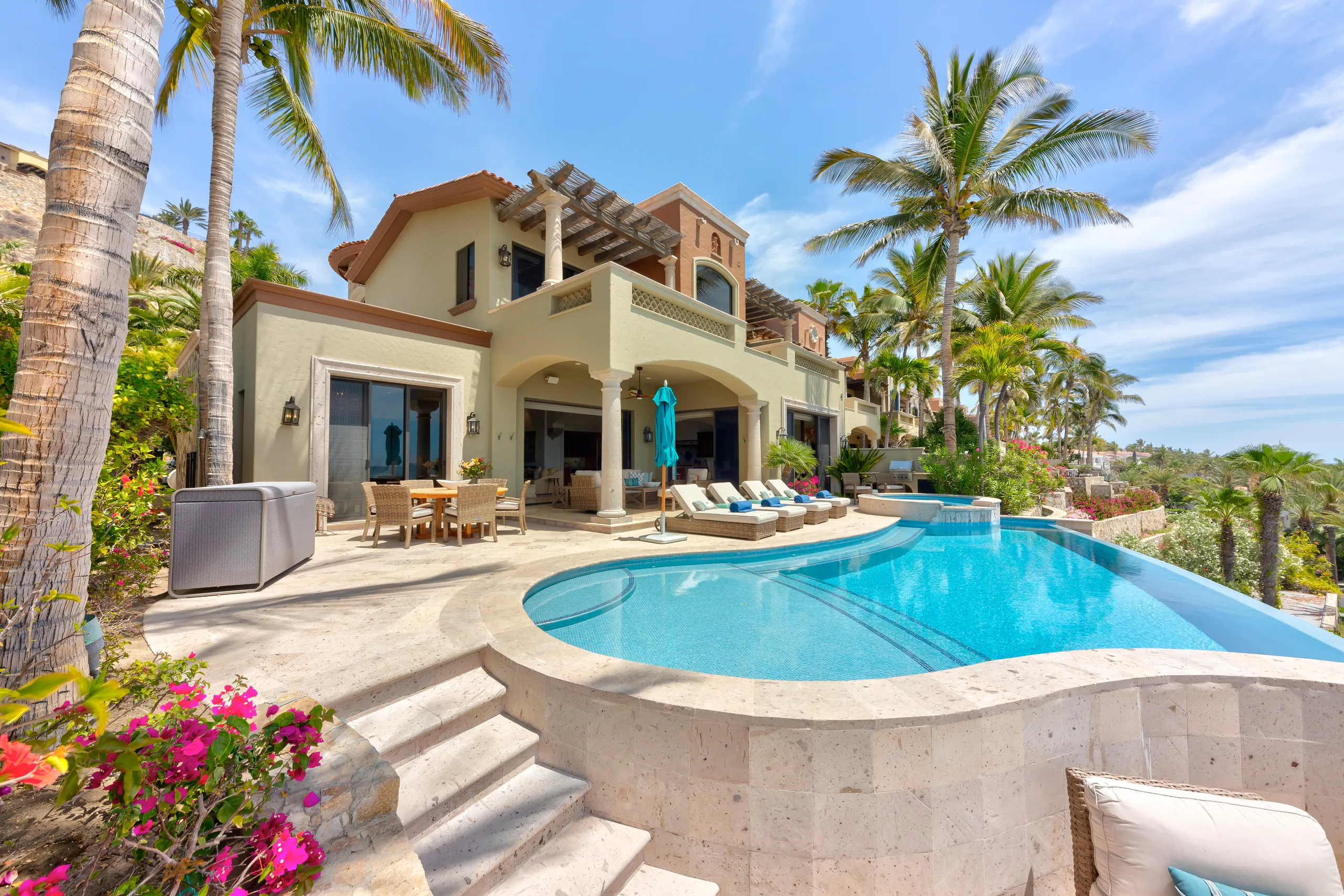 Majestic 4000 Sqt Beachfront Villa with Private Swimming Pool and Club Access — photograph 3