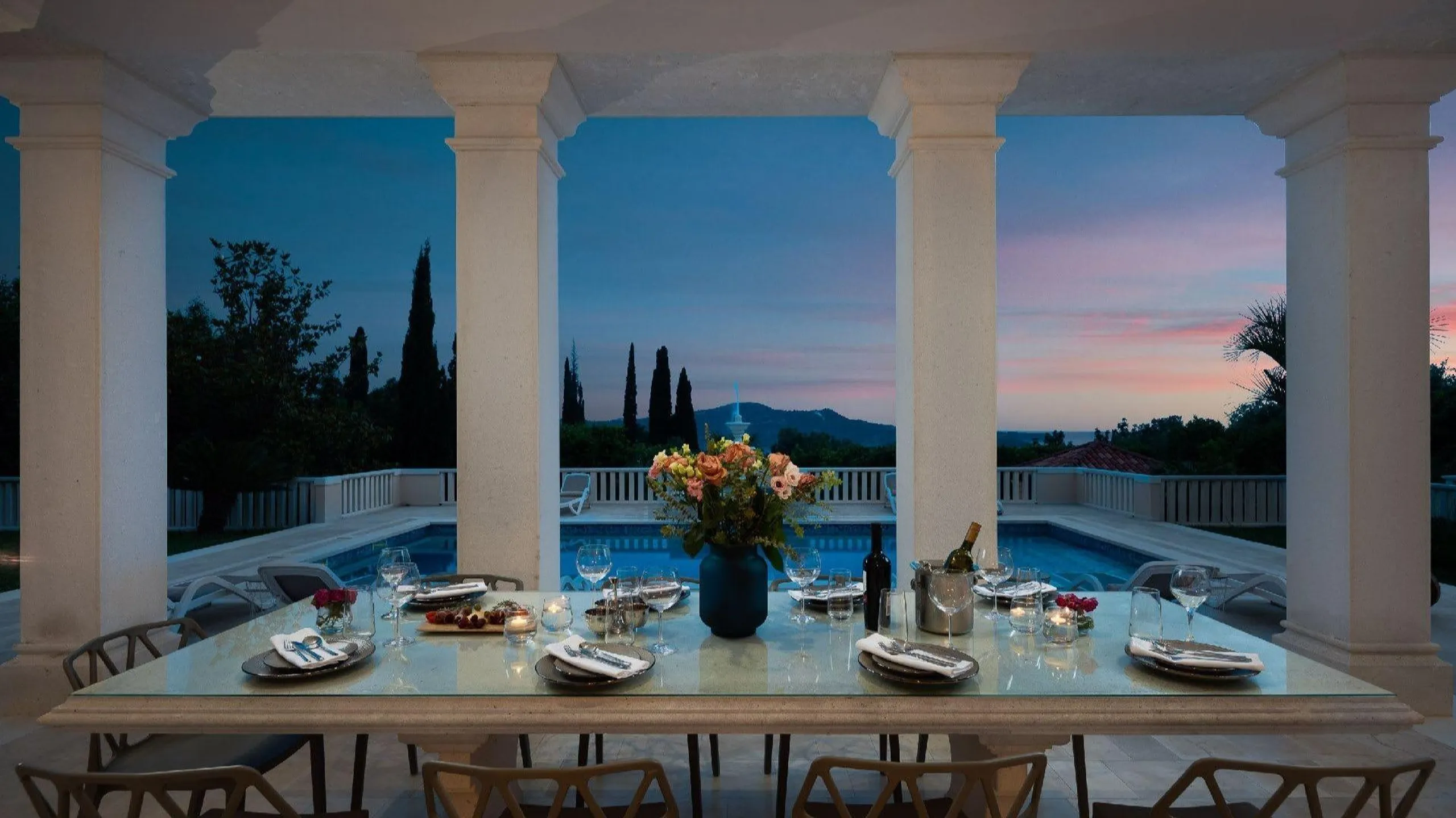 Captivating Coastal Villa with Invigorating Pool — photograph 2