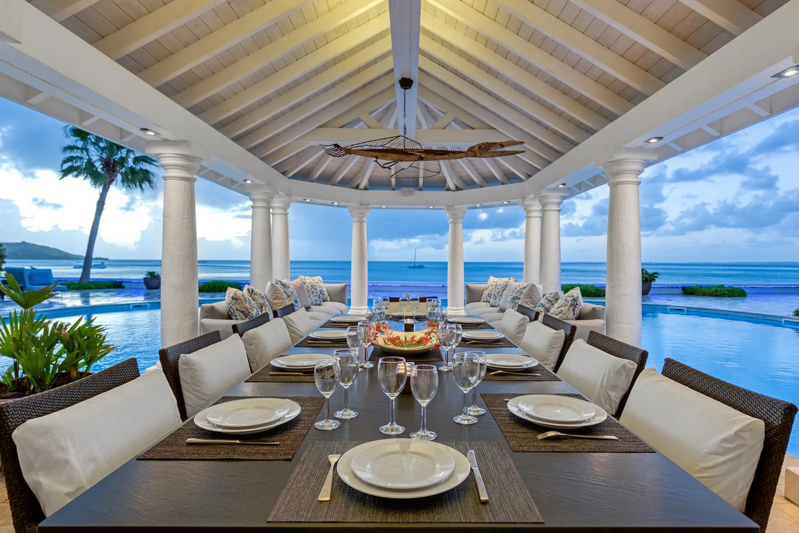 Serene Contemporary Ocean Front Villa with Private Pool and Ocean Views — photograph 12