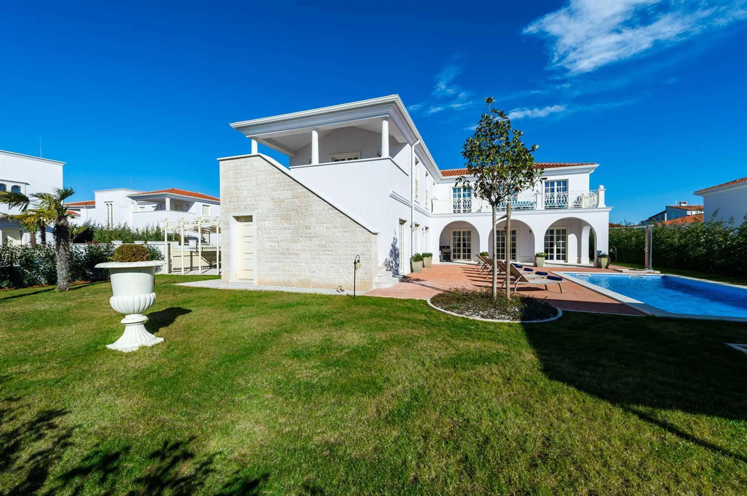 Majestic Villa with Private Pool and Stunning Garden — photograph 11