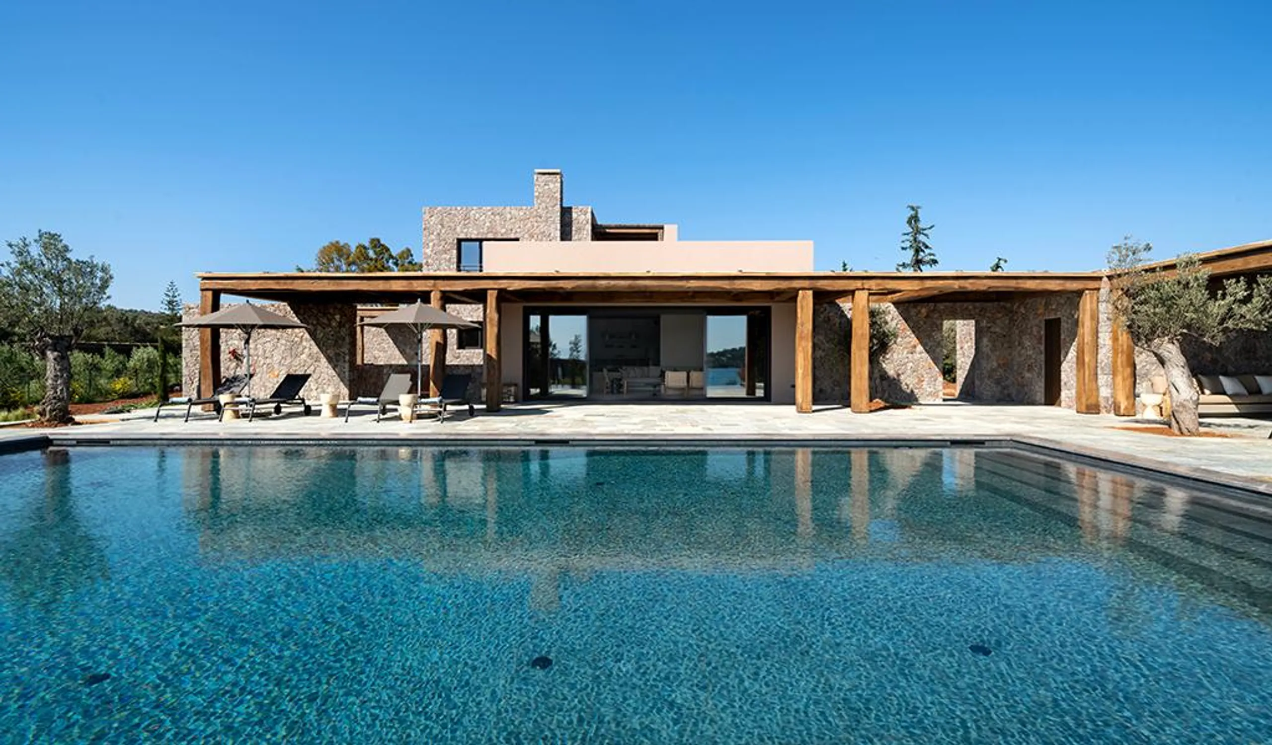 Luxurious Ververondian Getaway with Infinity Pool and Stunning Garden, Ververonda