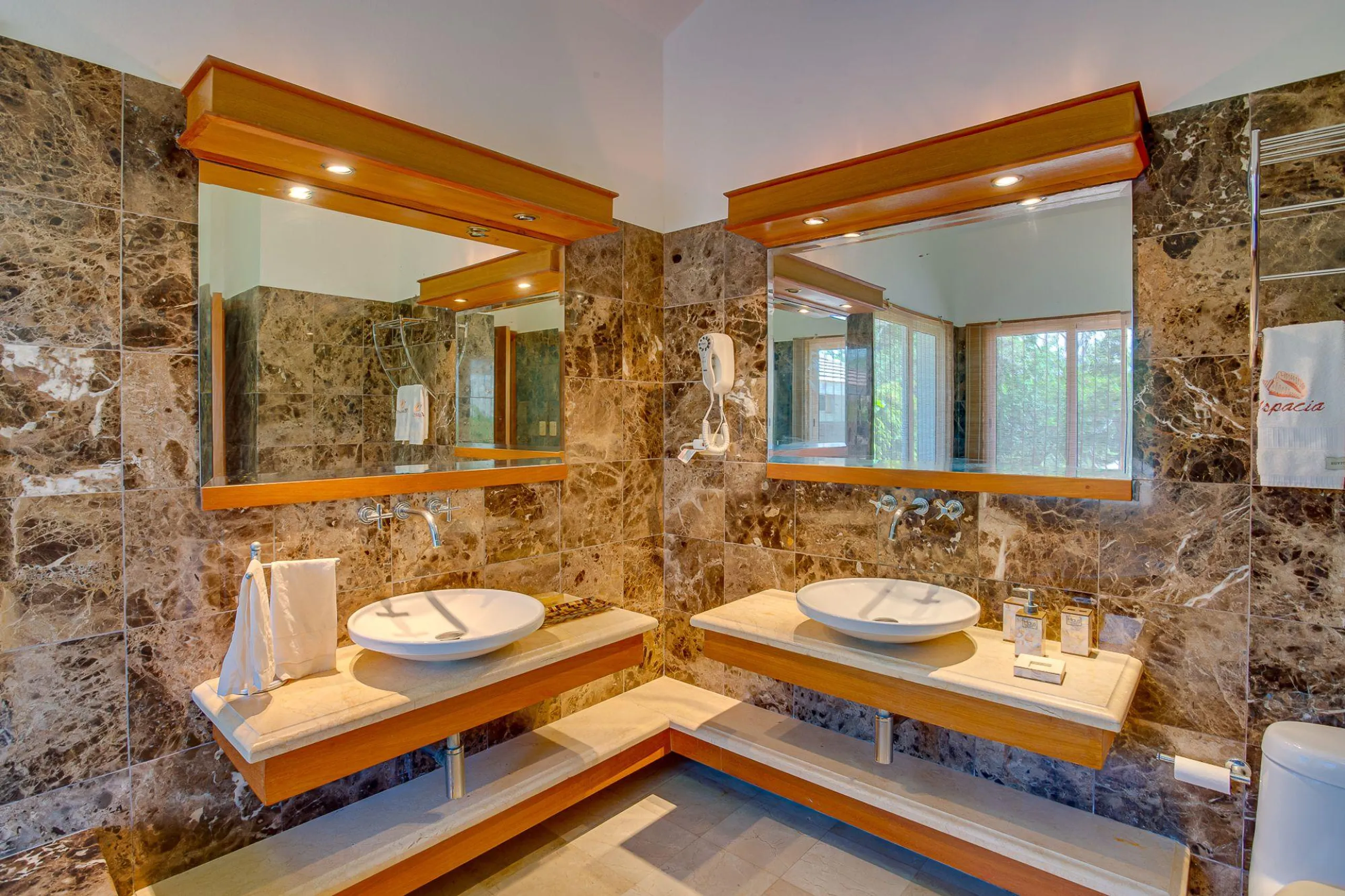 Calming Punta Cana Villa with High Ceilings and Luxe Amenities — photograph 9