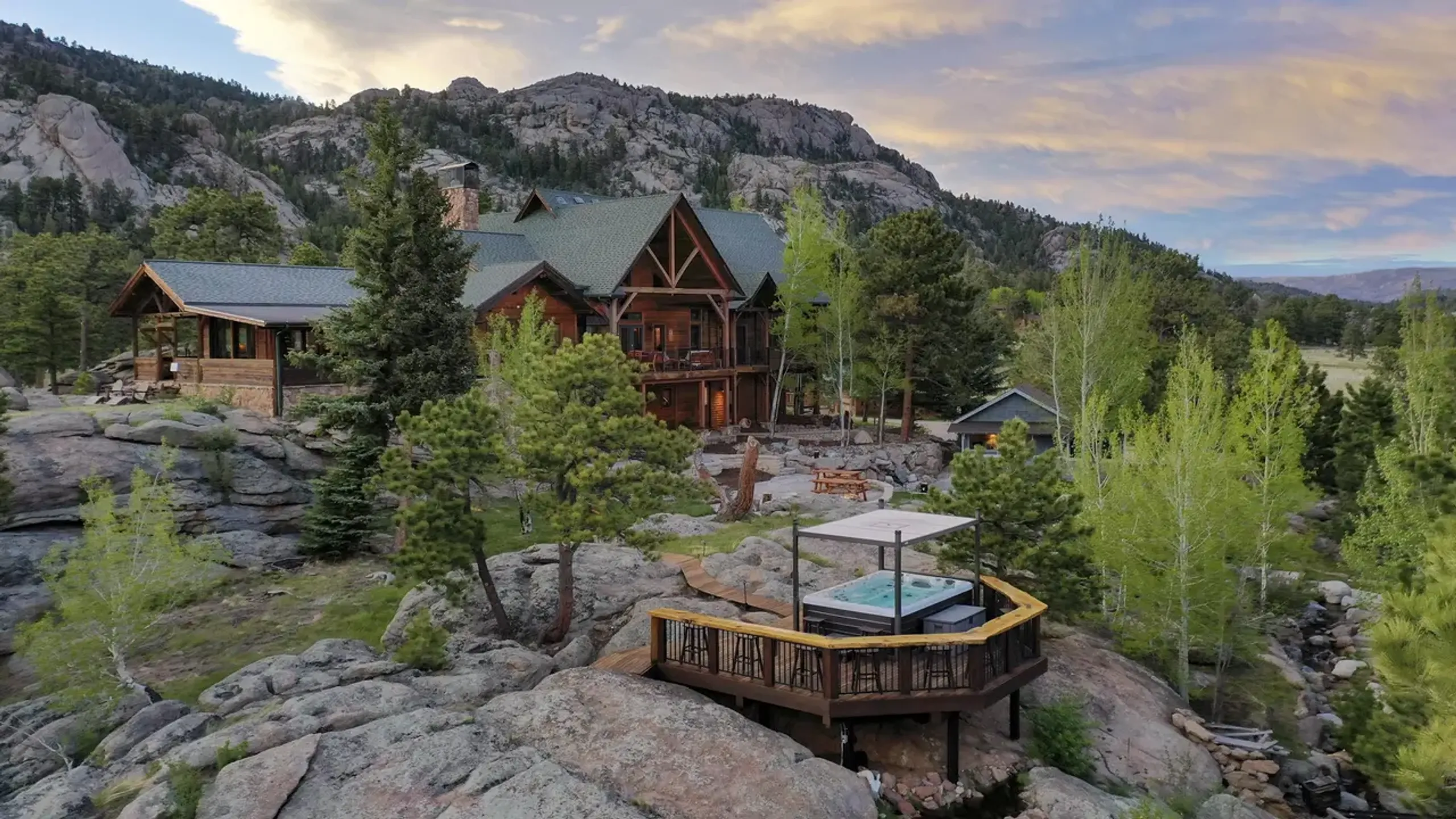 Exclusive 17-Bedroom Haven in Estes Park with Panoramic Mountain Views — photograph 8