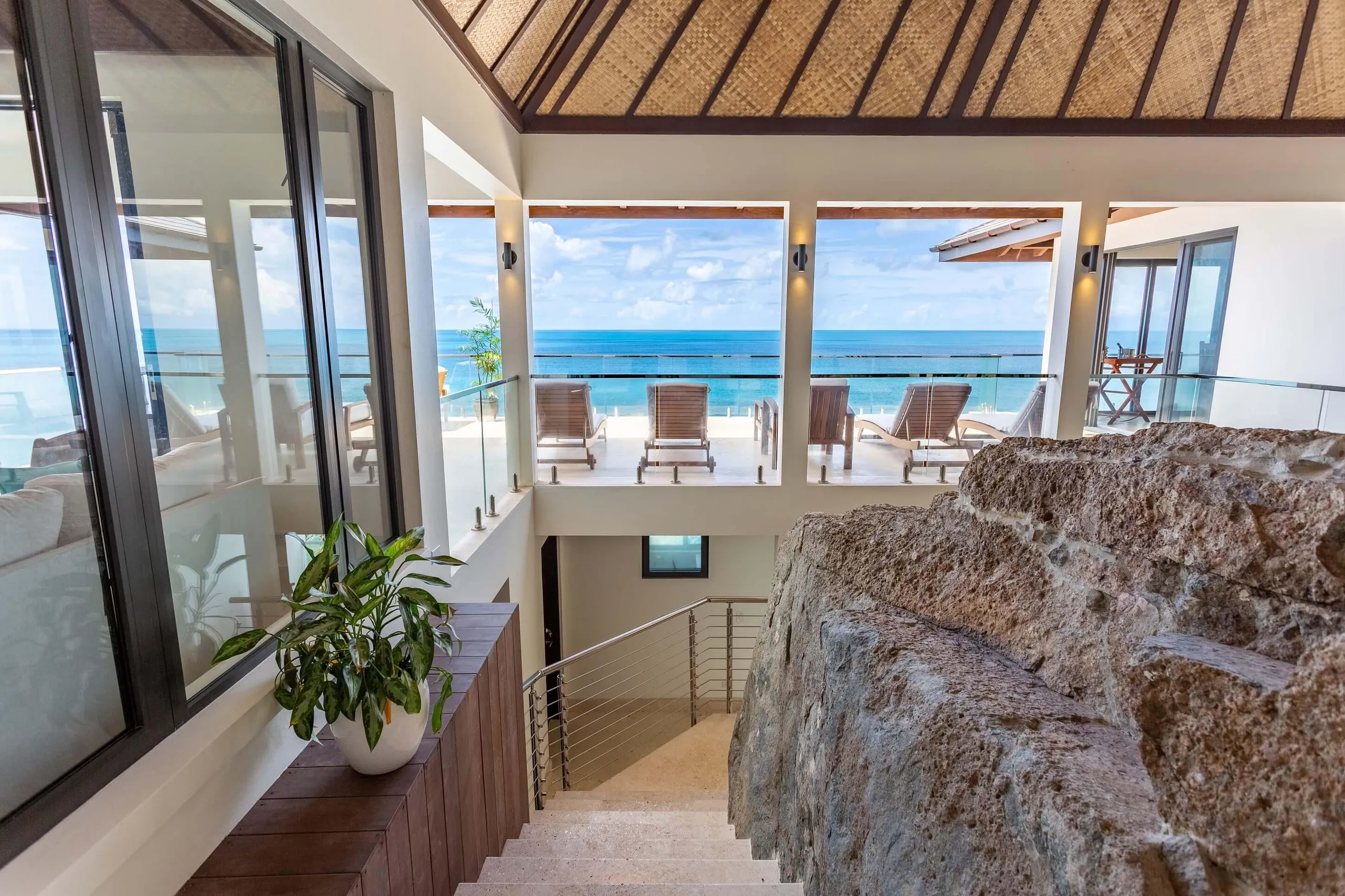 Ocean View Luxury Villa with Infinity Lounge Pool and Stunning Ocean Views — photograph 3