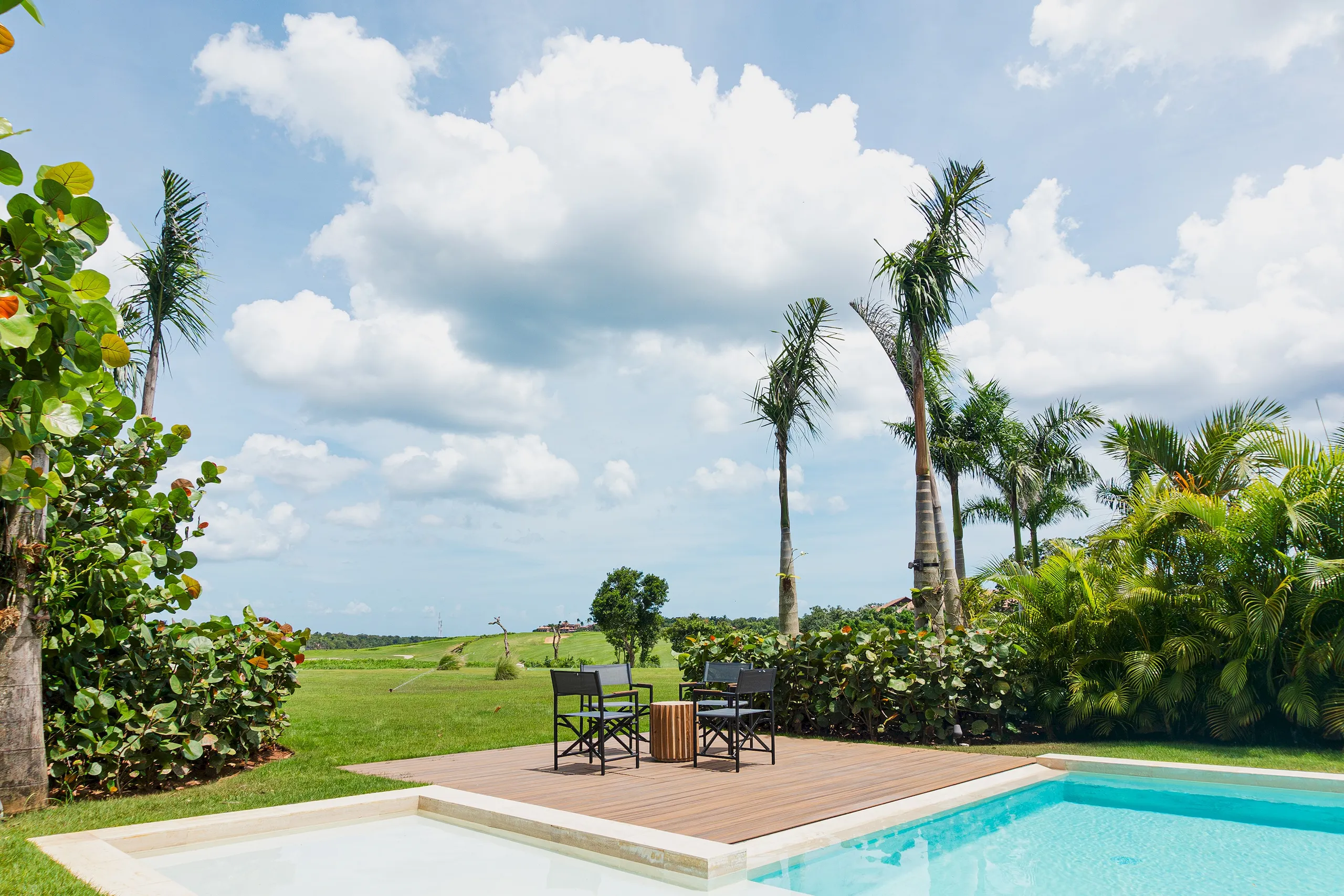 Charming Luxury Villa with Pool and Lush Gardens — photograph 2