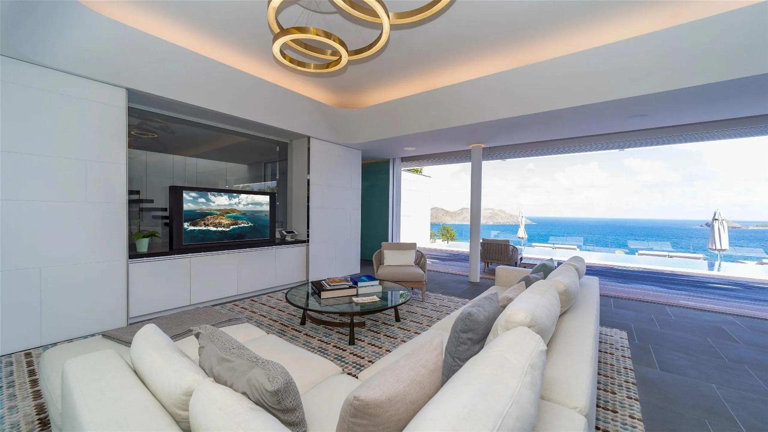 Luxurious Oceanfront Villa with Infinity Pool — photograph 10
