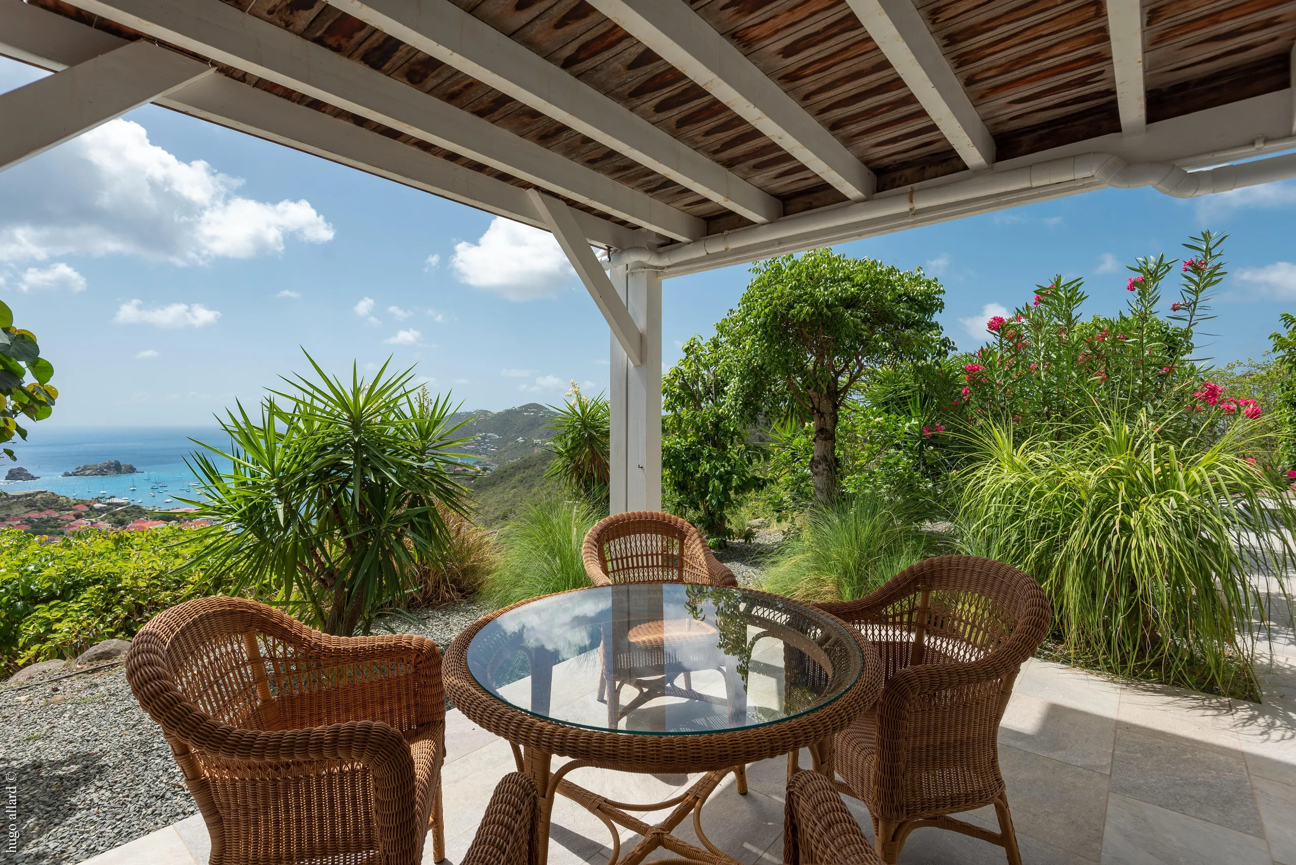 Refined  Oceanview Villa with Private Pool and Walks to Beach — photograph 4