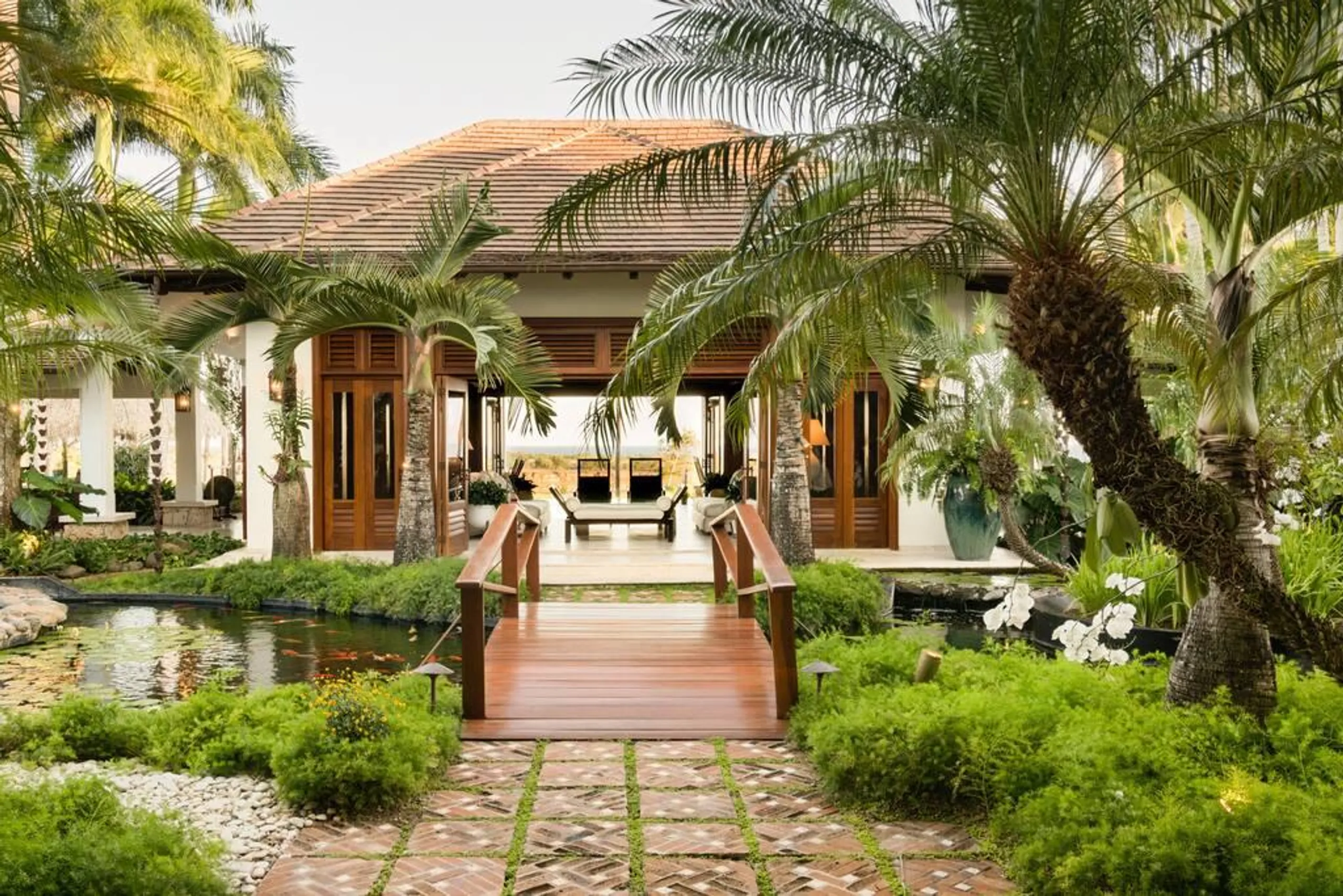 Princely Oceanside Villa with Private Pool and Panoramic Ocean Views — photograph 4