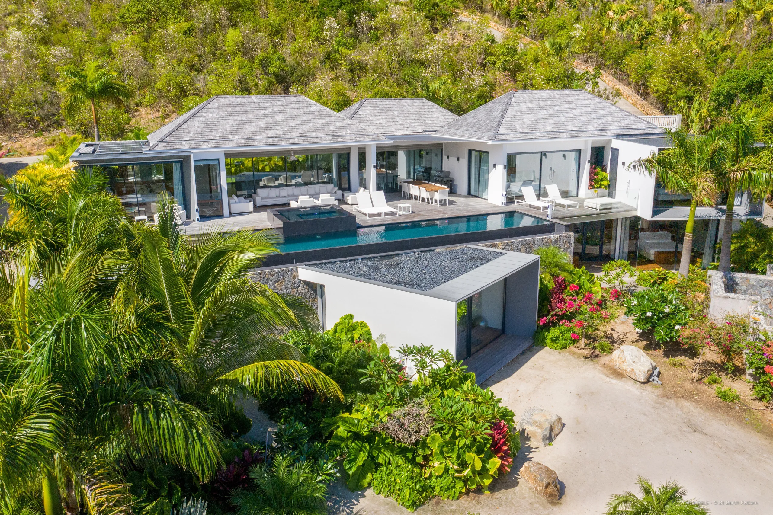 Captivating Tropical Villa with Infinity Pool and Fitness Room — photograph 11