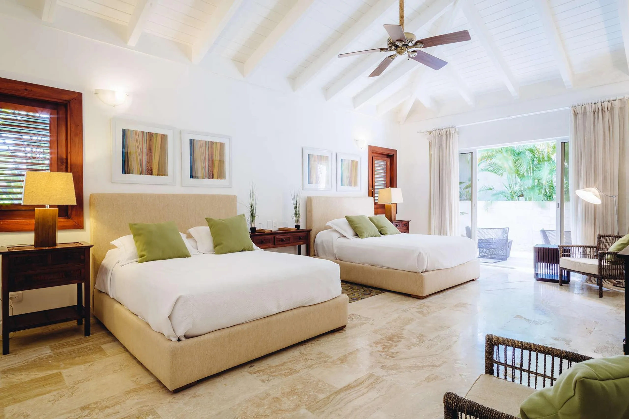 Elegant Two-Story Villa with Private Pool and Golf Course Views — photograph 9