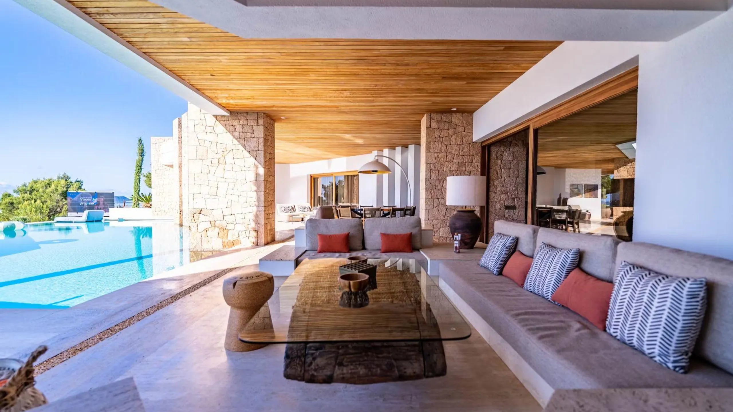 Secluded Luxury Villa with Infinity Pool — photograph 4