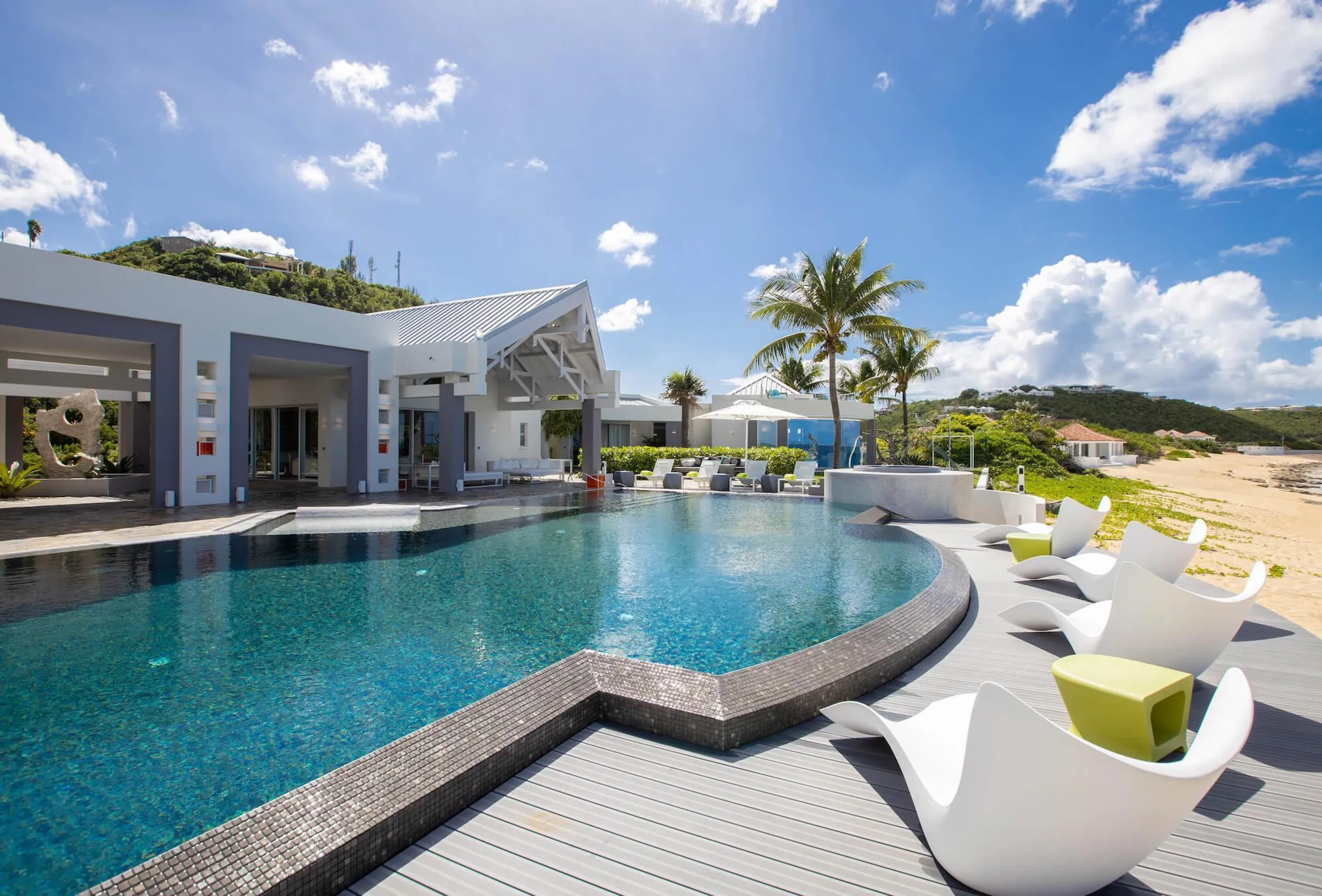 Exclusive Modern Contemporary Beachfront Estate with Infinity Pool — photograph 6