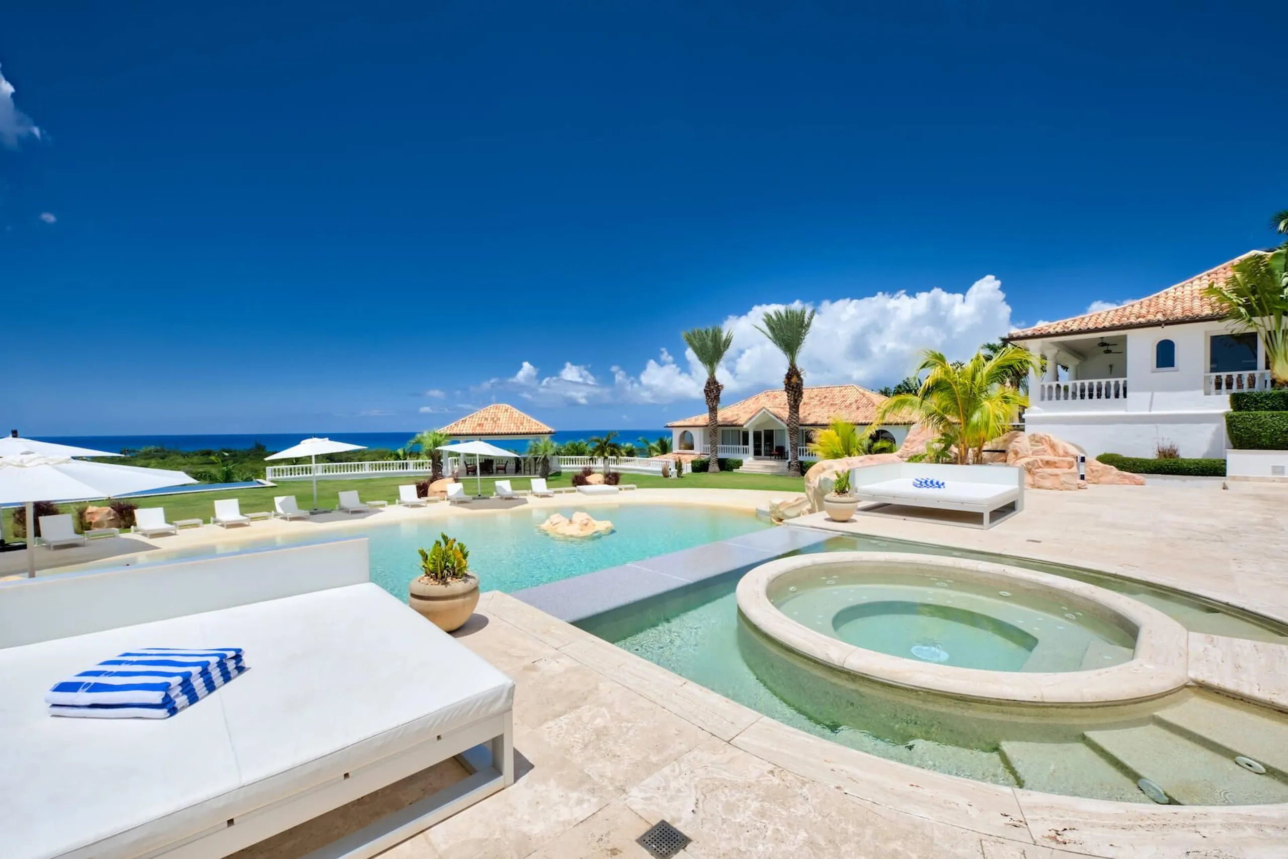 Grand Luxury Villa with 2 Large Swimming Pools and Ocean Views — photograph 3