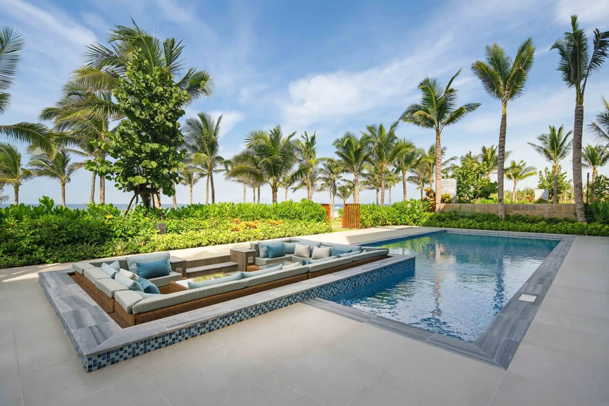 Opulent Da Nang Beach Villa with Pool and Concierge Service — photograph 8