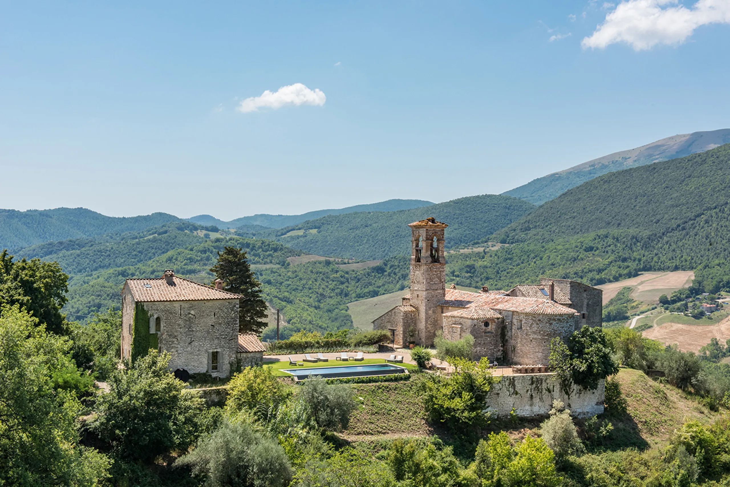 Opulent Perugian Charm with Private Pool and Overlooking Mountain Views — photograph 5