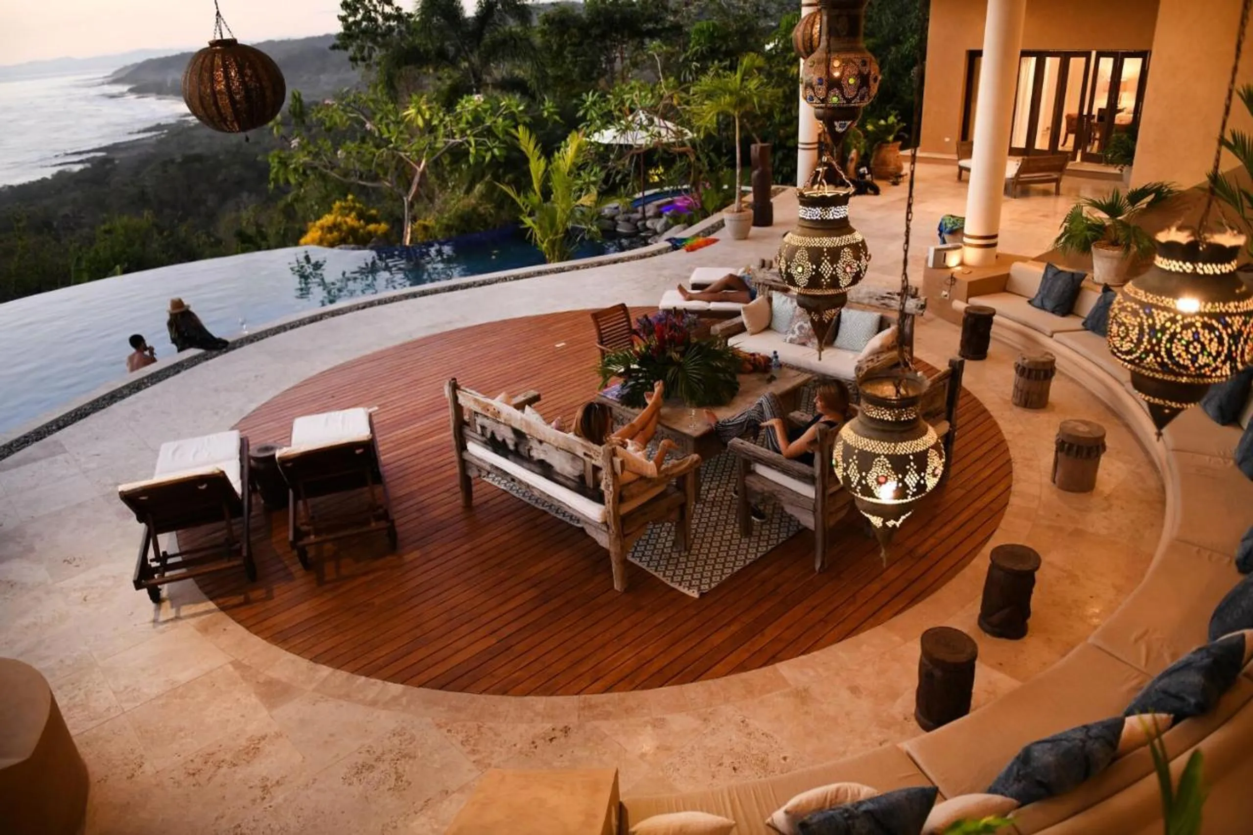 Elegantly Appointed Villa with Ocean-View Infinity Pool and Spacious Master Suites — photograph 4