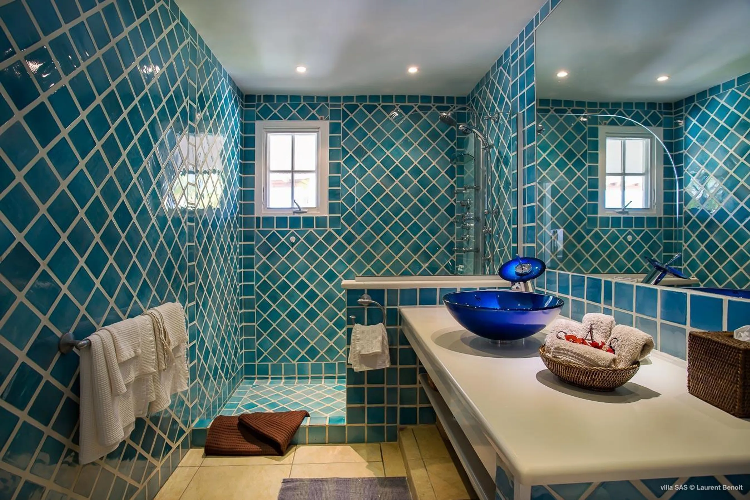 Breathtaking Seaside Villa with Private Pool and Covered Patio — photograph 11