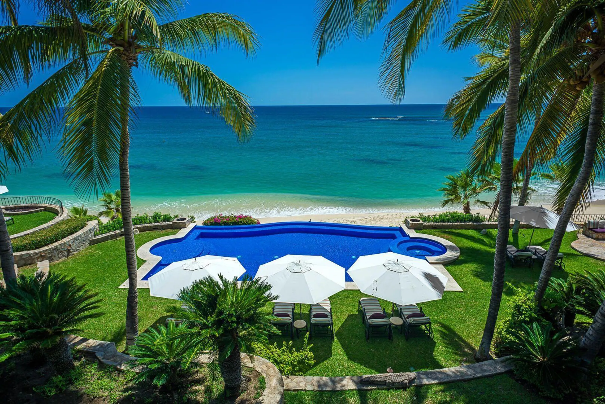 Beautiful Luxury Beachfront Grand Compound with Large Pool — photograph 5