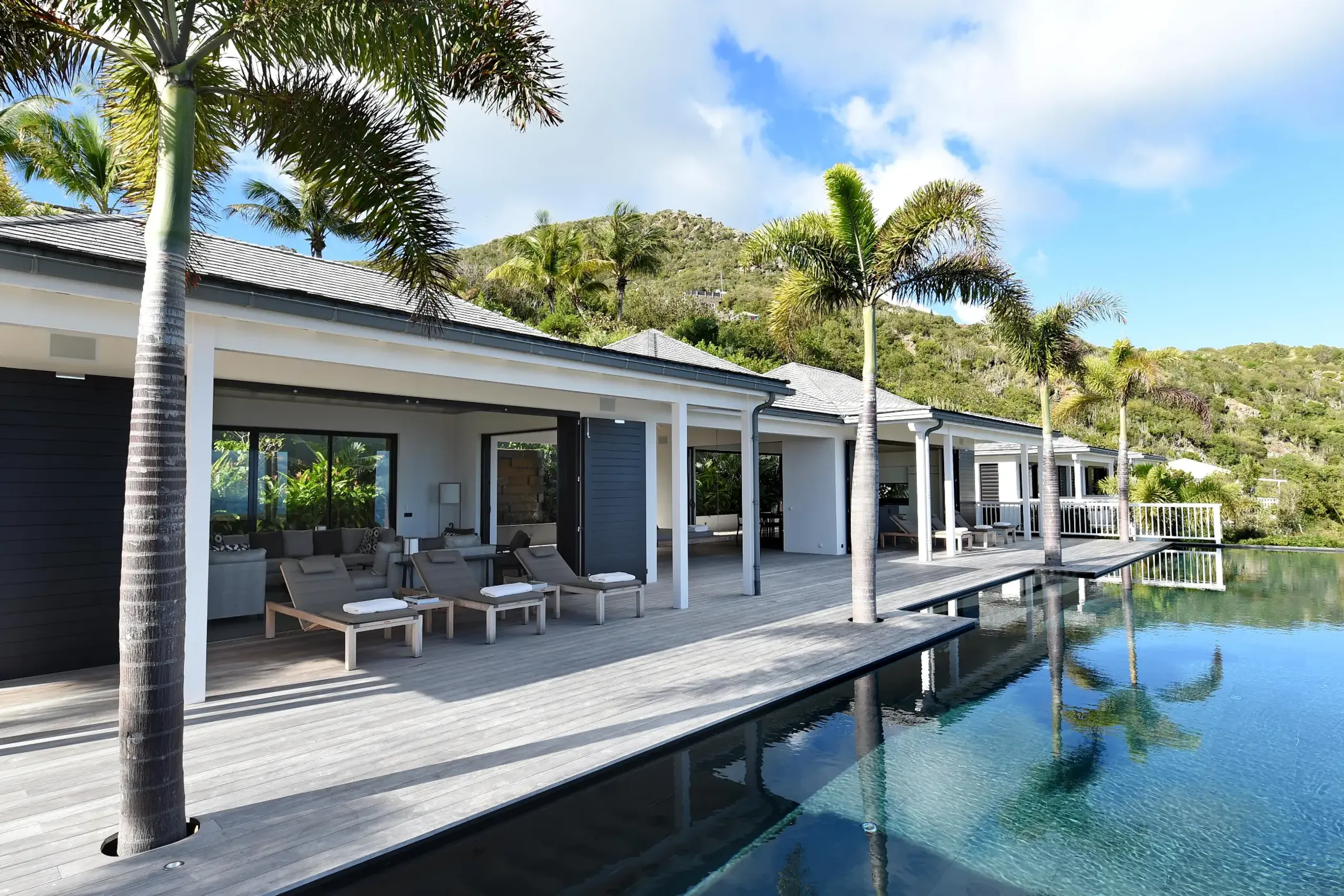 Elegant Seaview Villa with Private Pool and Fitness Room — photograph 2