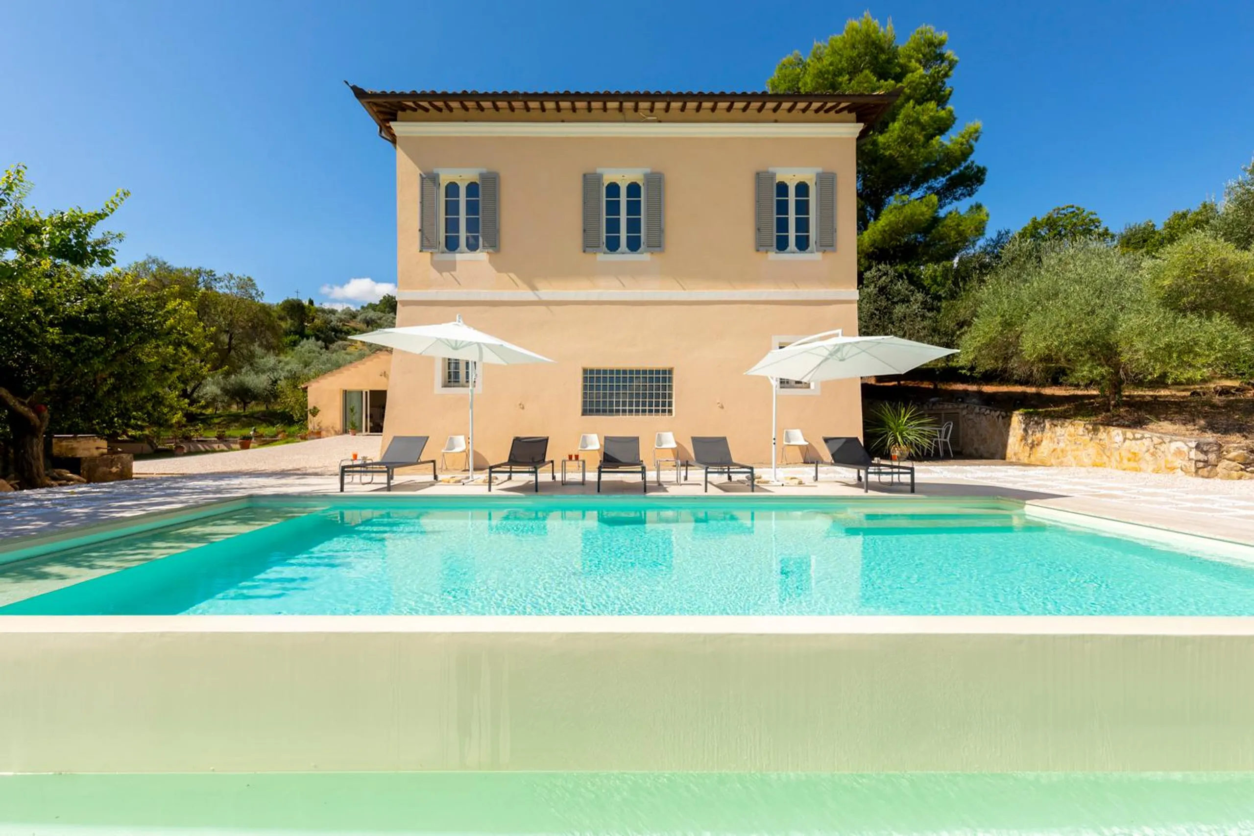 Historic Umbrian Villa with Private Pool and Gardens — photograph 6