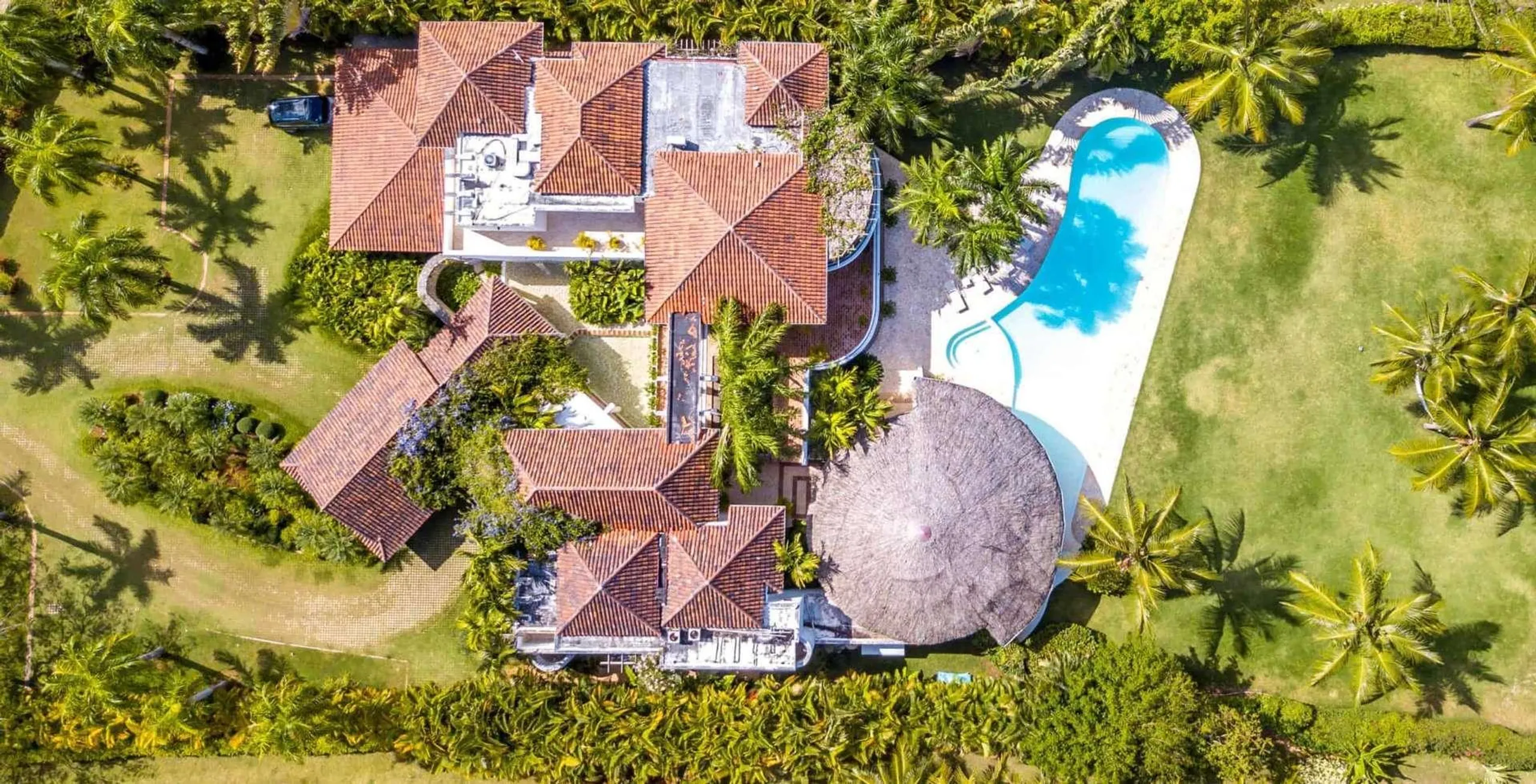 Luxe Grand Villa with Private Pool and Lush Grounds — photograph 6