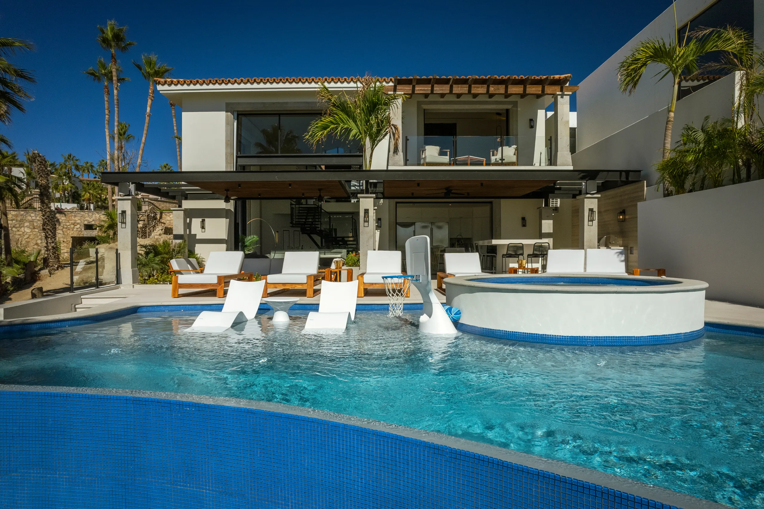 Rejuvenating, Airy and Spacious Villa with Tranquil Classic Luxury Pool — photograph 4