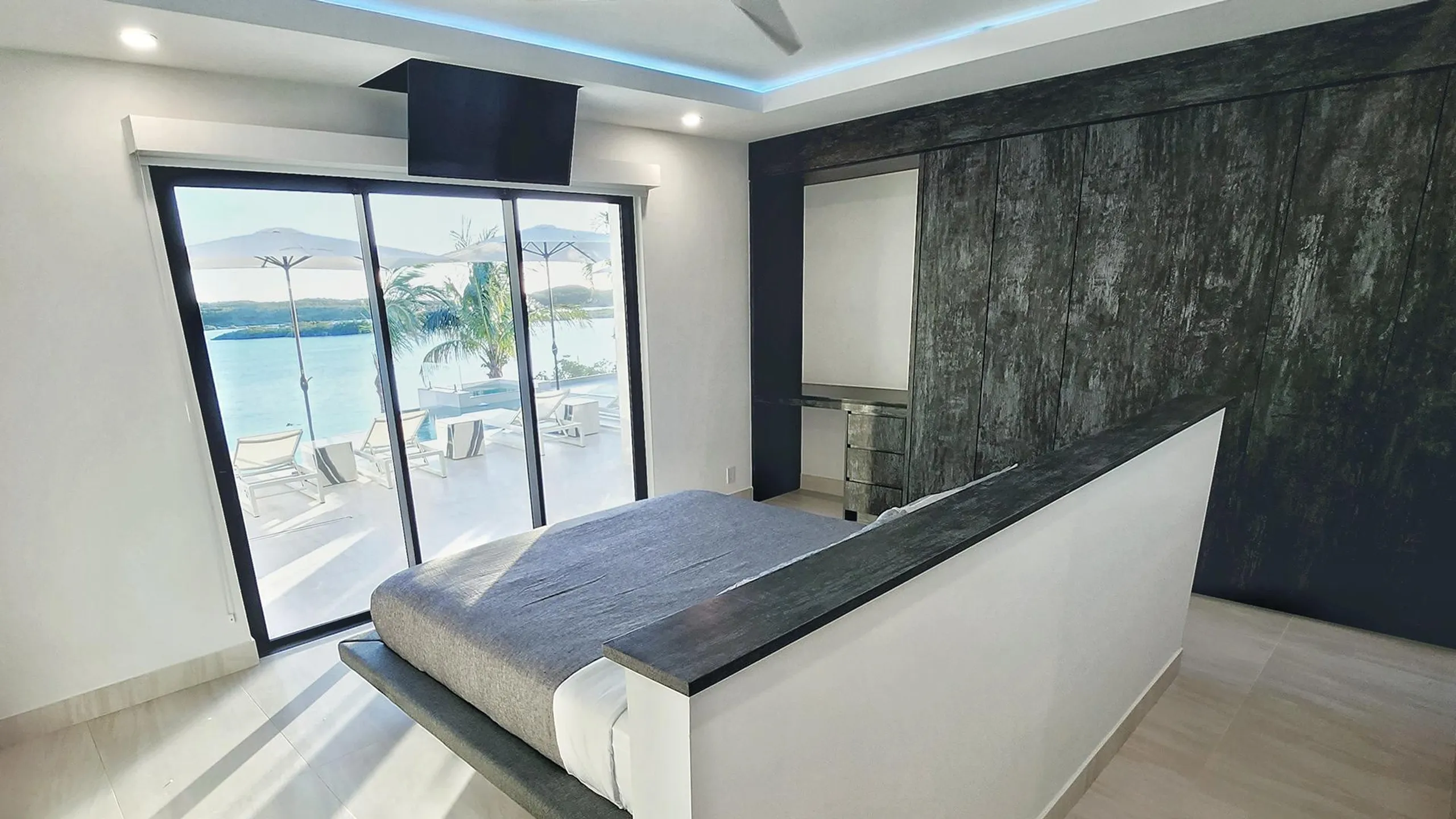 Exceptional Architectural Villa with Minimalist Design, Private Beach, and Infinity Pool — photograph 8
