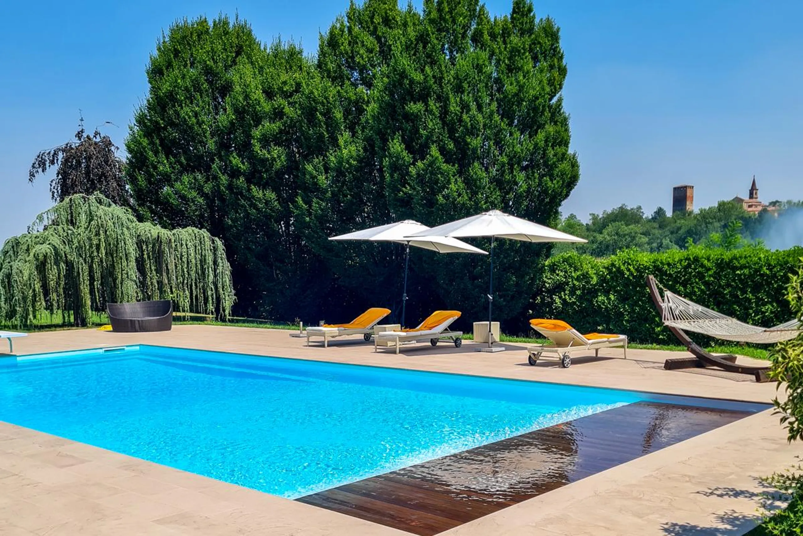 First-class Historic Villa with Pool and Panoramic Views of the Val Luretta — photograph 2