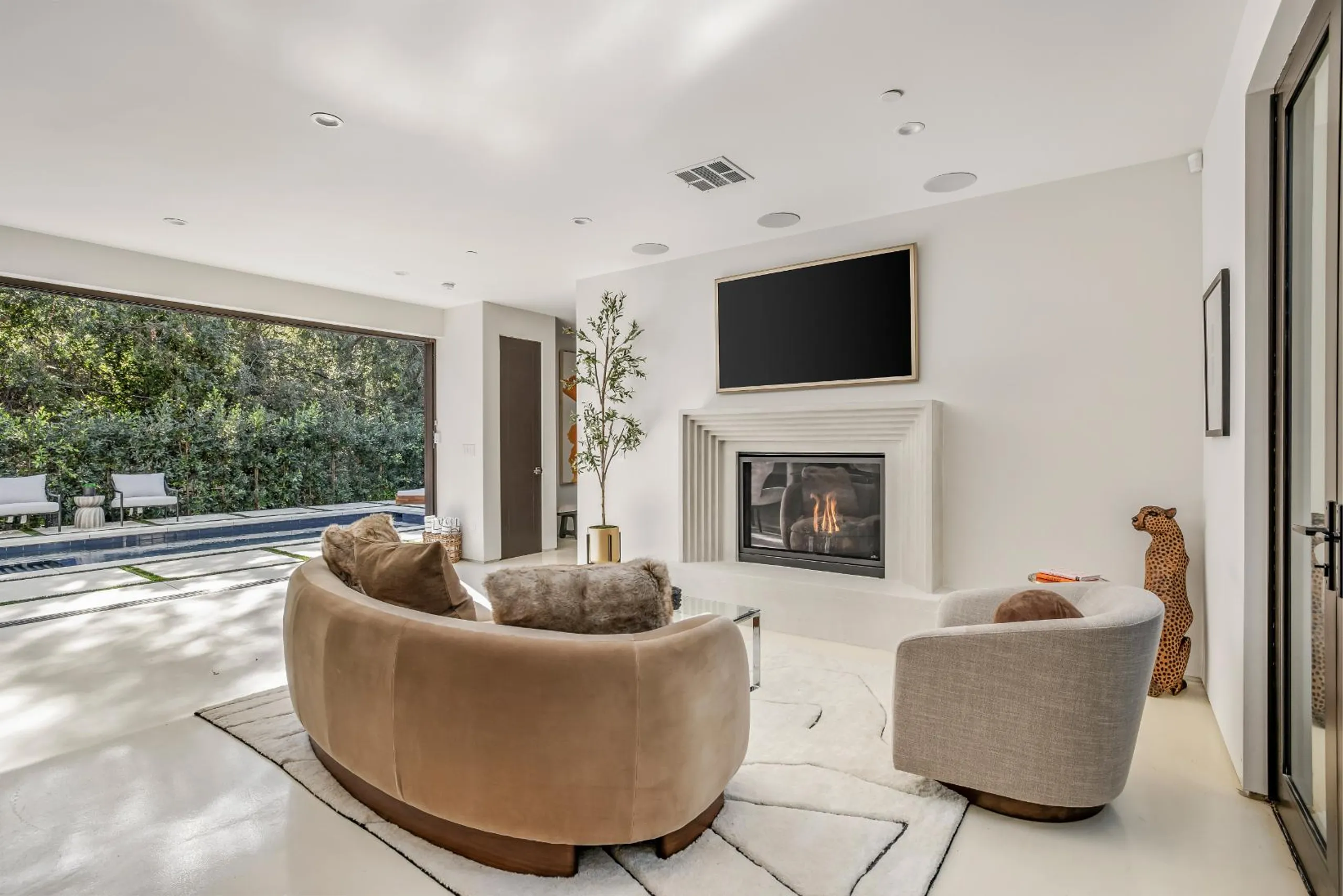 Modern Laurel Canyon Estate with Luxury Pool — photograph 5
