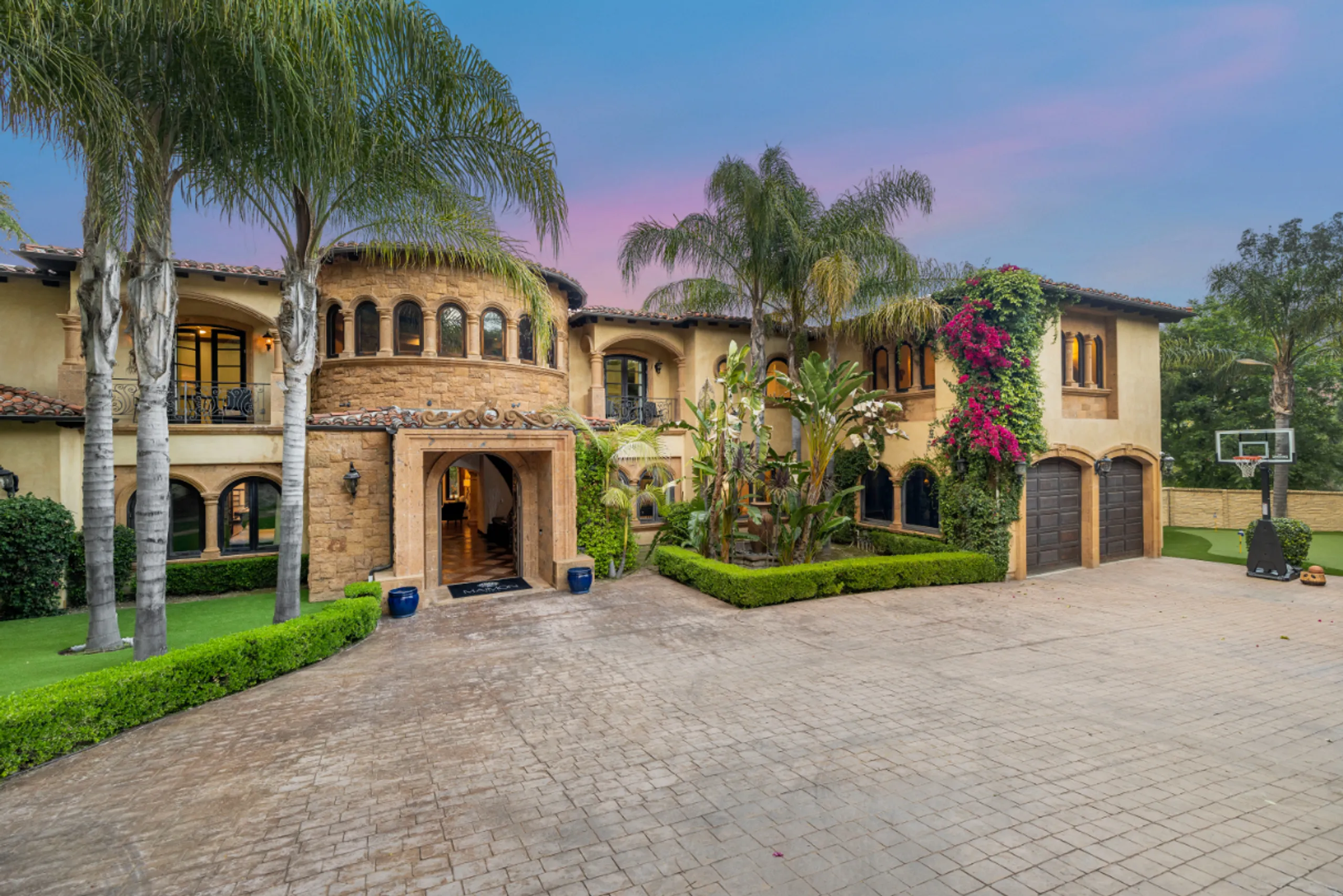 Opulent Tarzana Mediterranean Villa with Pool, Spa, & Theater — photograph 10