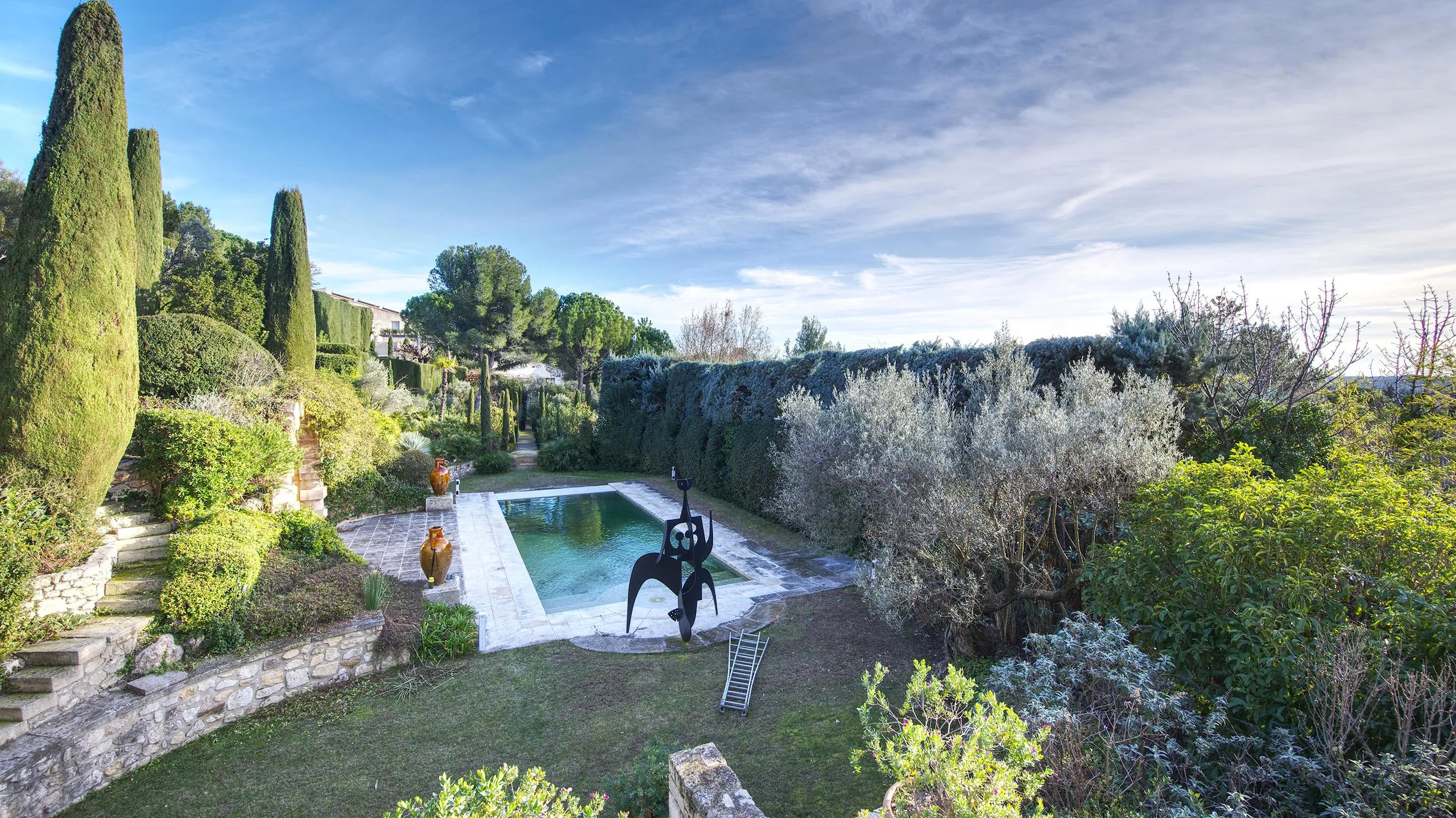 Sumptuous Escape Villa with Poolside and Panoramic Mountain Views — photograph 3