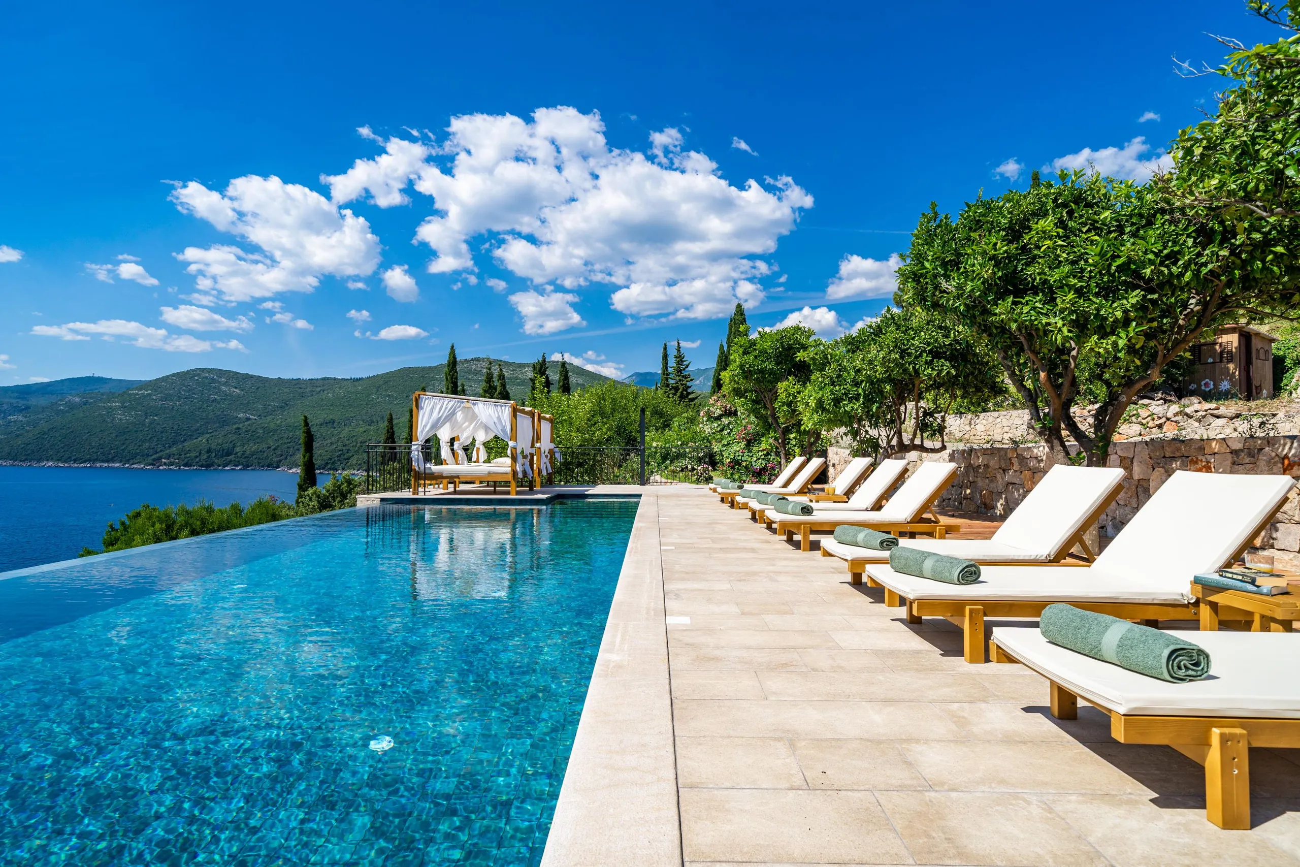 Lavish Rustic Villa with Infinity Pool and Stunning Sea Views — photograph 3