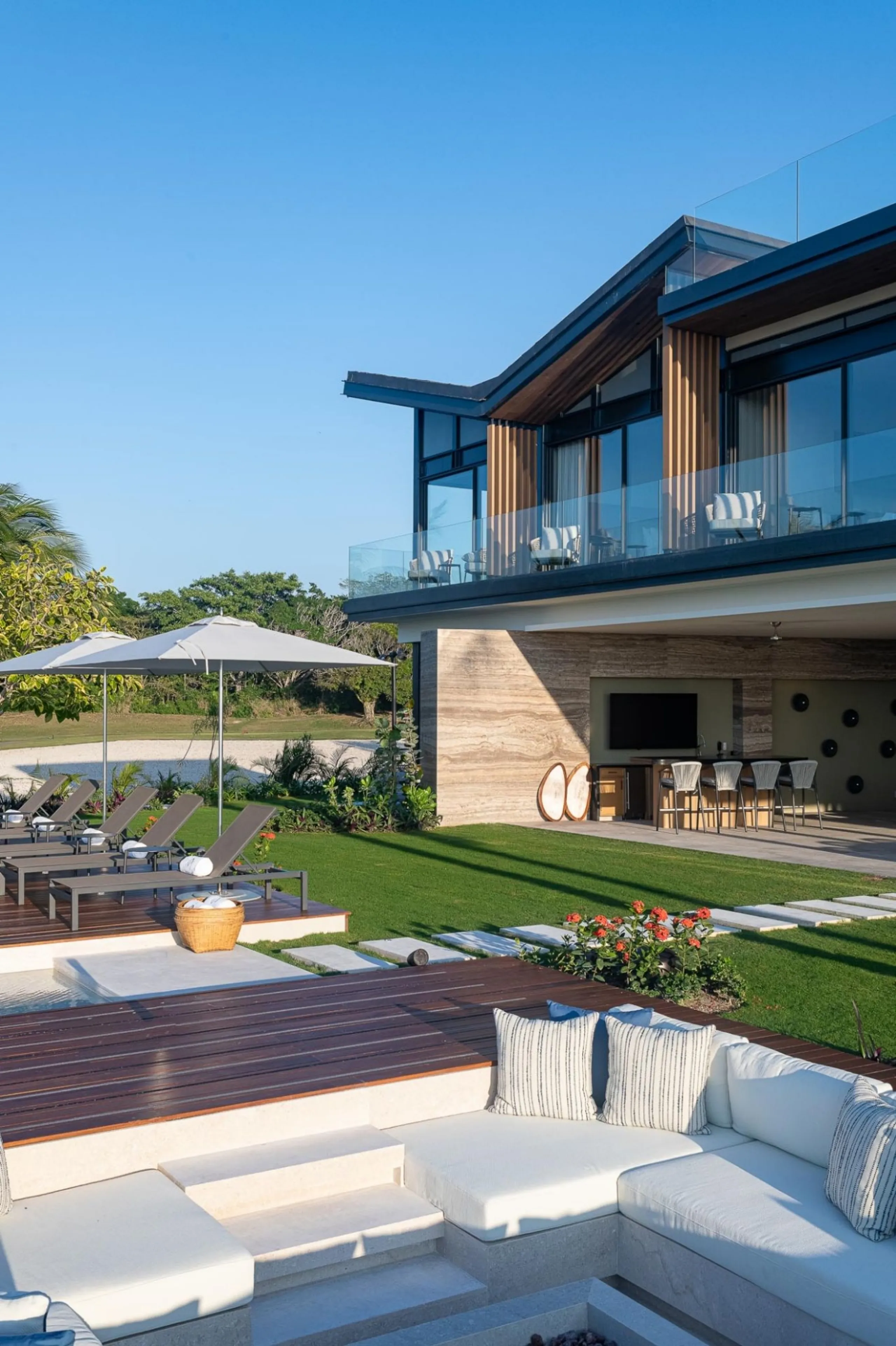 Oceanfront Pacifico Estates Villa with Private Pool and with Tail of the Whale Views — photograph 10