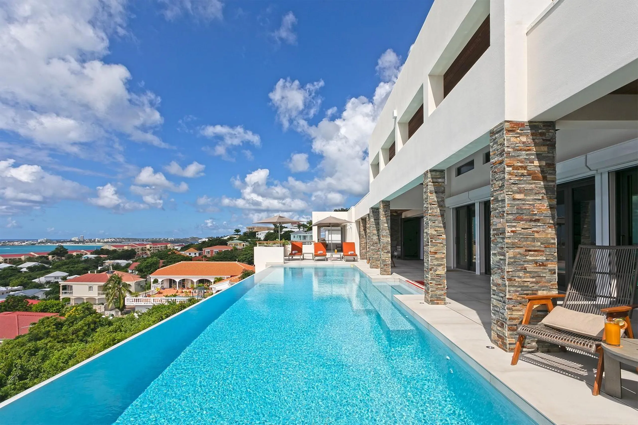 Luxurious Modern Getaway with Infinity Pool and Views in St. Martin — photograph 2