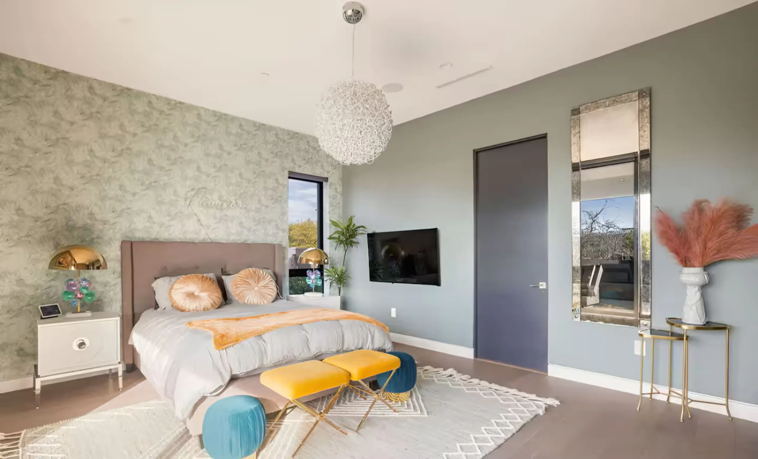 Modern Luxe Melrose Oasis with Private Pool and Rooftop — photograph 12