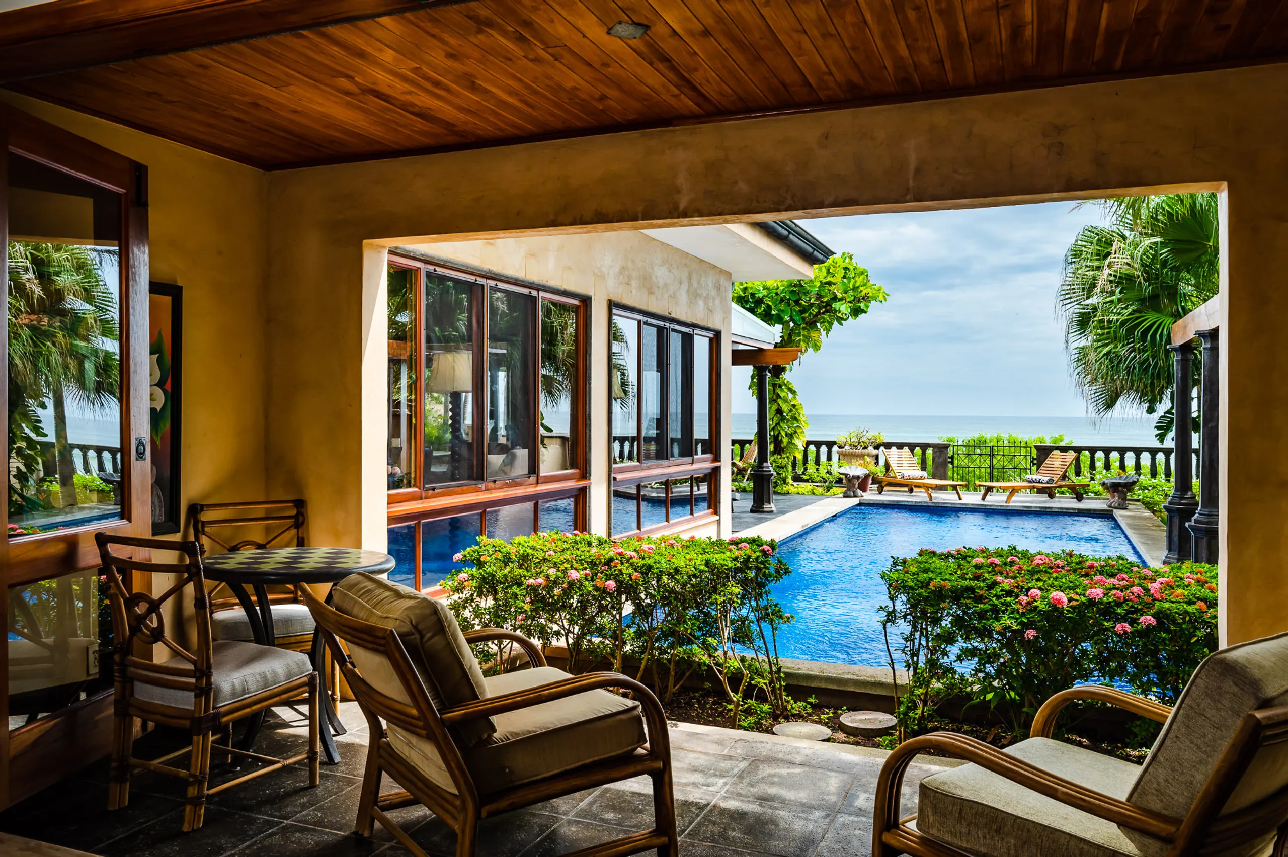 Exquisite Beachfront Villa with Private Infinity Pool and Tropical Gardens — photograph 12