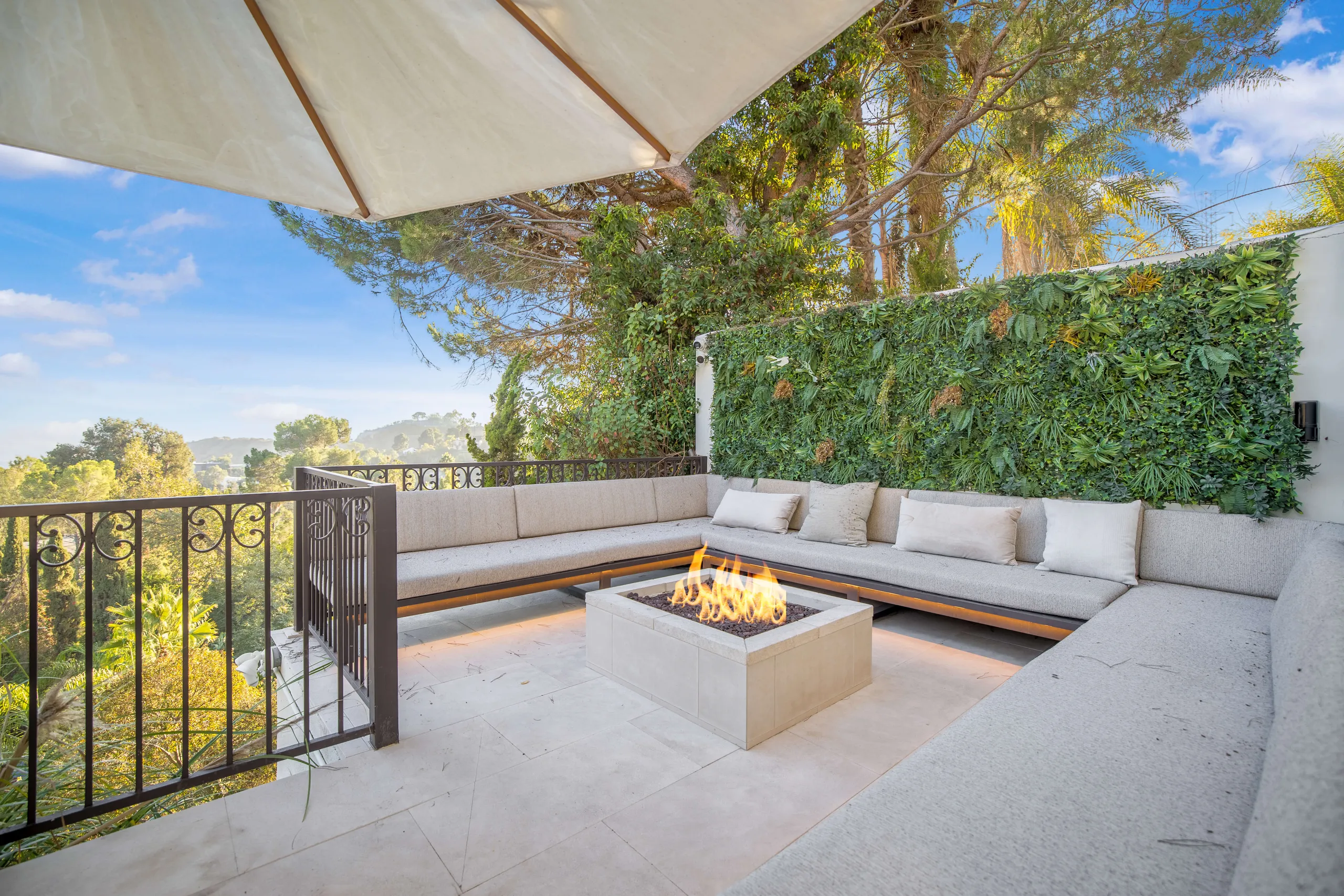 Iconic Mulholland Villa with Pool, Theater & City Views — photograph 8