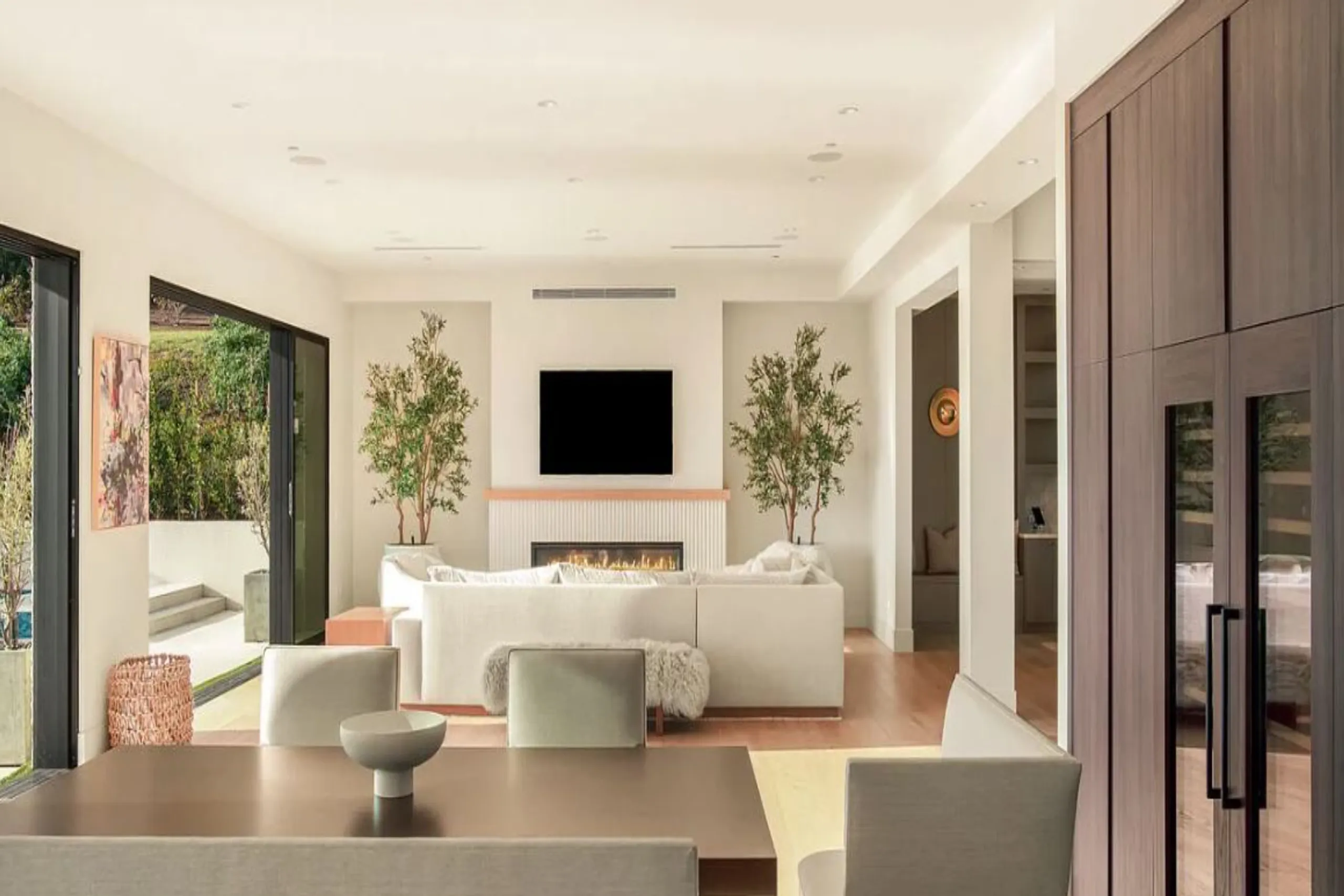 Radiant Los Angeles Modern Estate with Pool, Jacuzzi & Expansive Ocean Decks — photograph 12