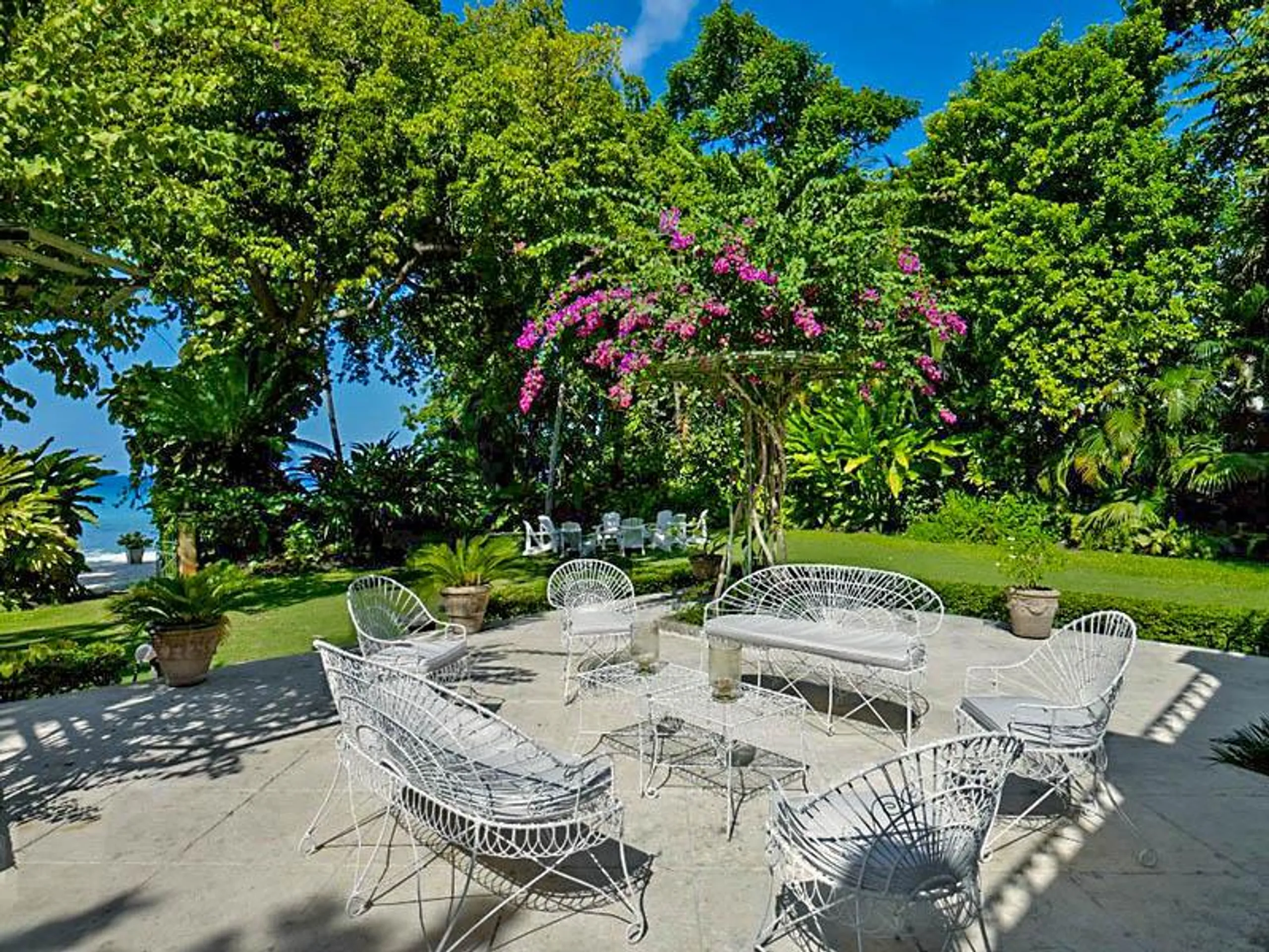 Resplendent Villa with Private Pool and Surrounding Sea Views — photograph 11