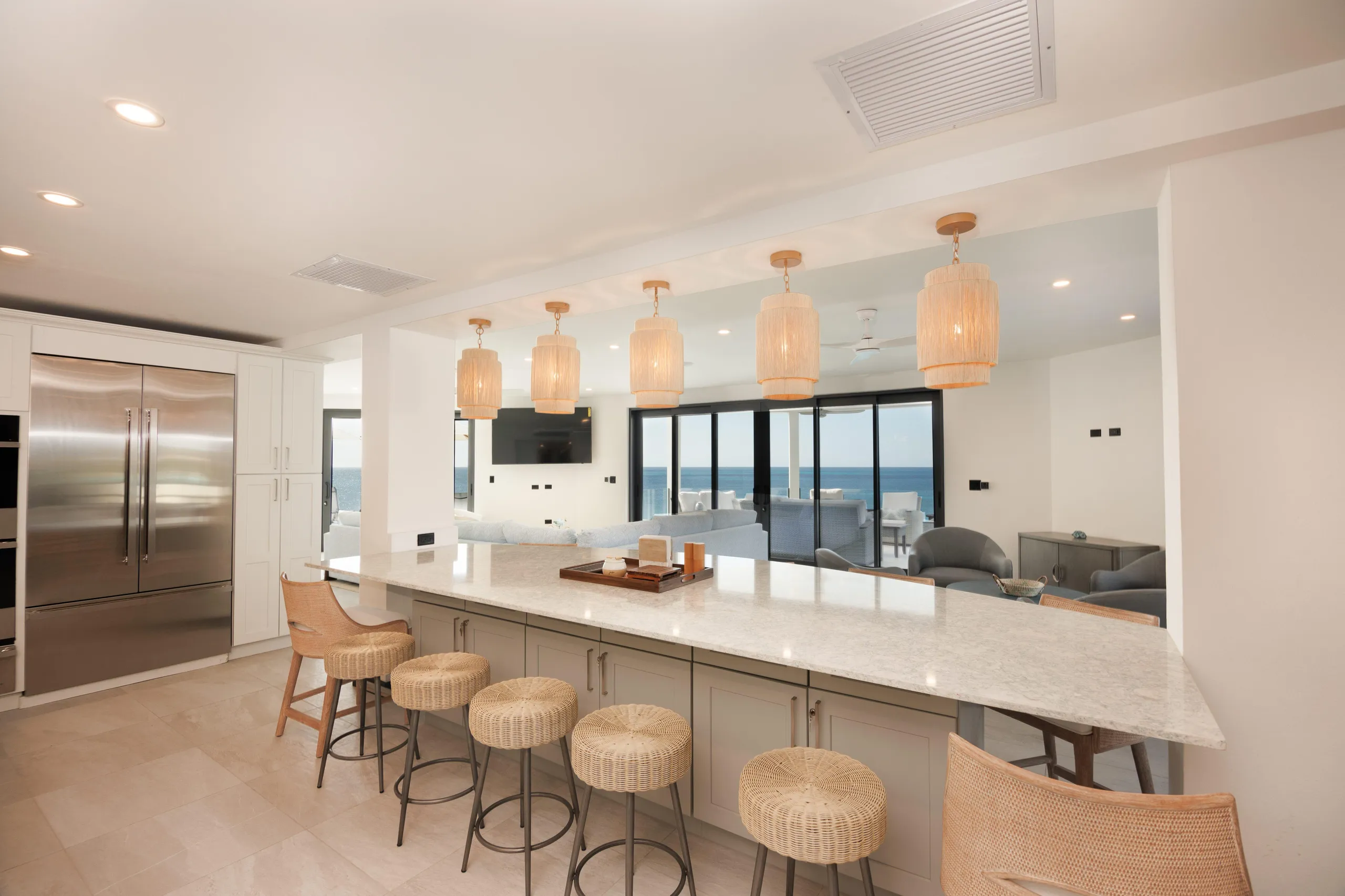 Tranquil Oceanfront Four Bedroom Villa with Infinity Pool and Expansive Wrap-Around Deck — photograph 8