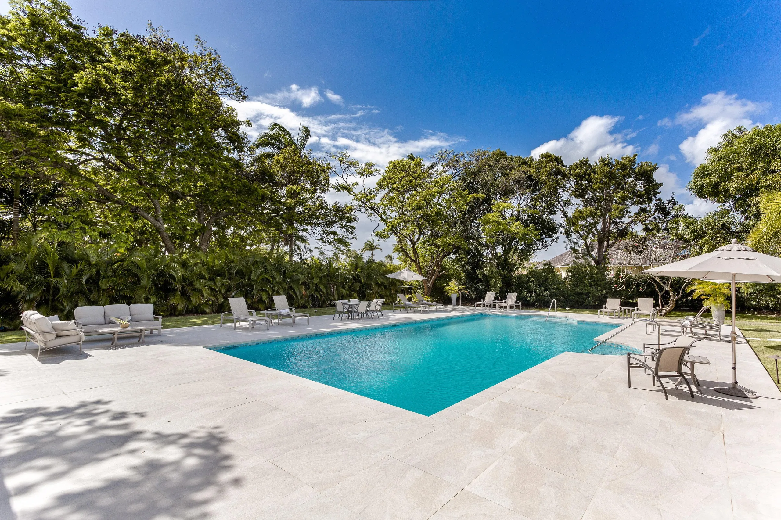 Sandy Lanes Elegantly Styled Villa with Private Pool and Access to Beach Club — photograph 2